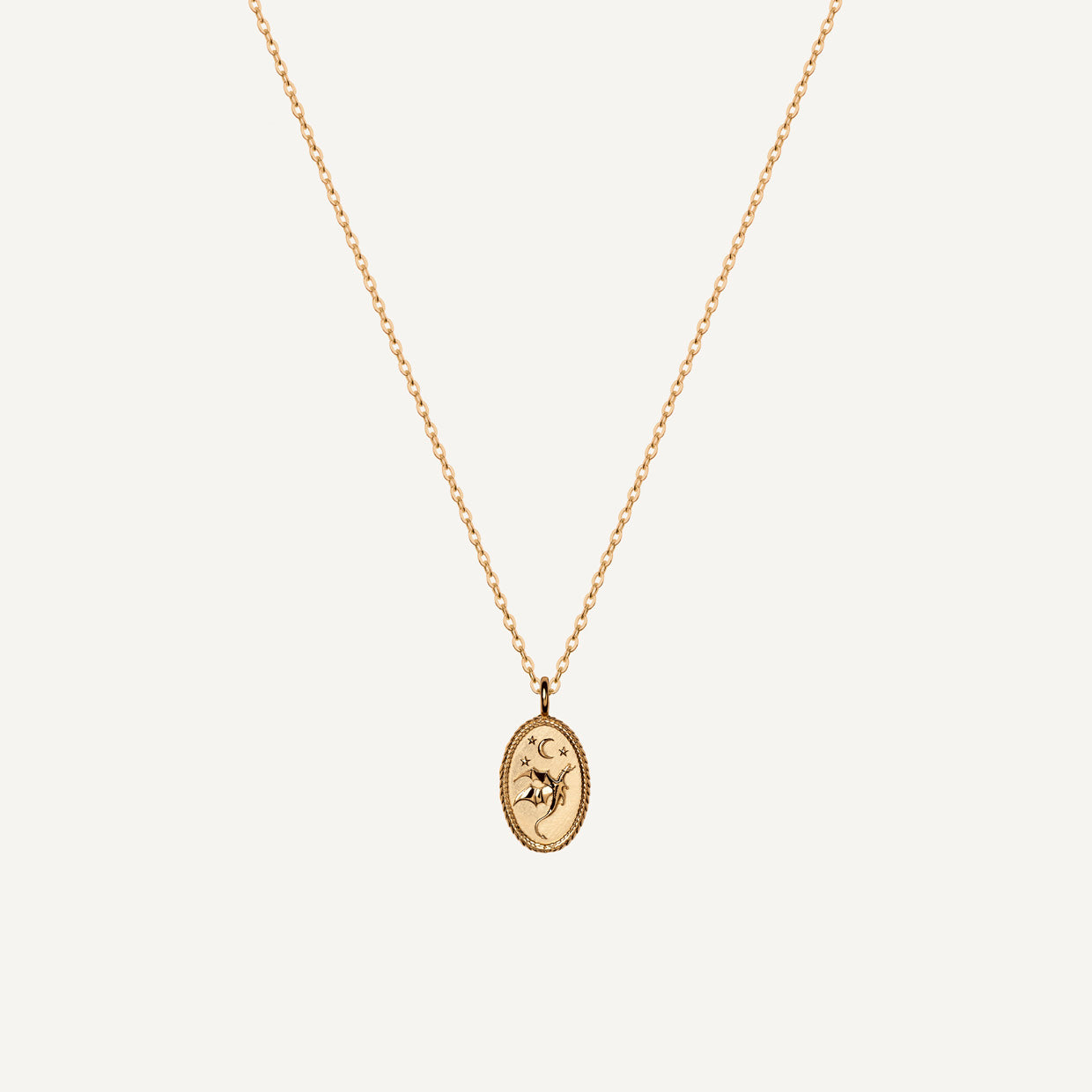 Collar Dragon Gold es una pieza realizada a mano con métodos de joyería tradicional en latón, chapada en oro de 24k con una capa protectora que extiende la durabilidad del chapado.