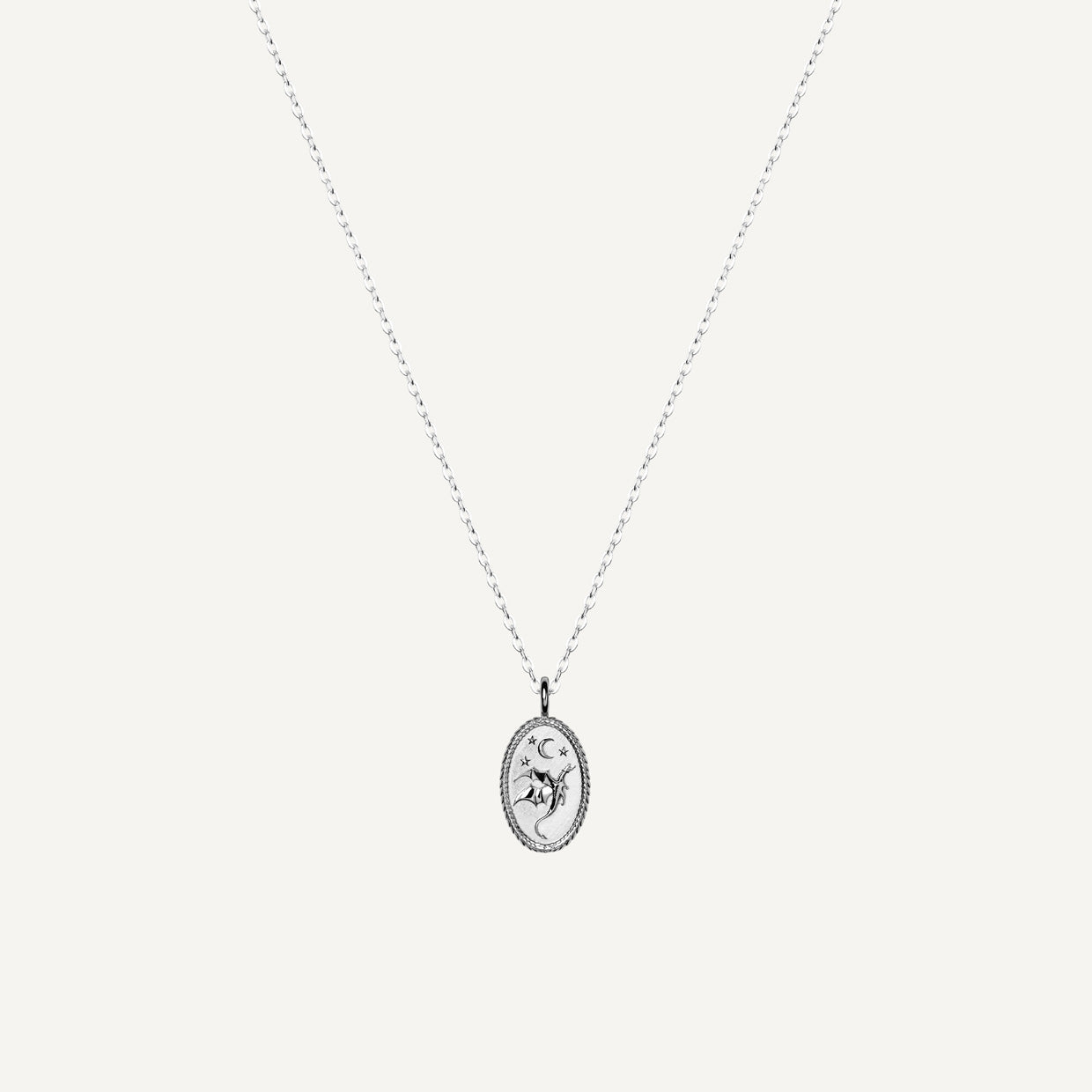 Collar Dragon Silver es una pieza realizada a mano con métodos de joyería tradicional en latón, chapada en plata 925&nbsp;con una capa protectora que extiende la durabilidad del chapado.