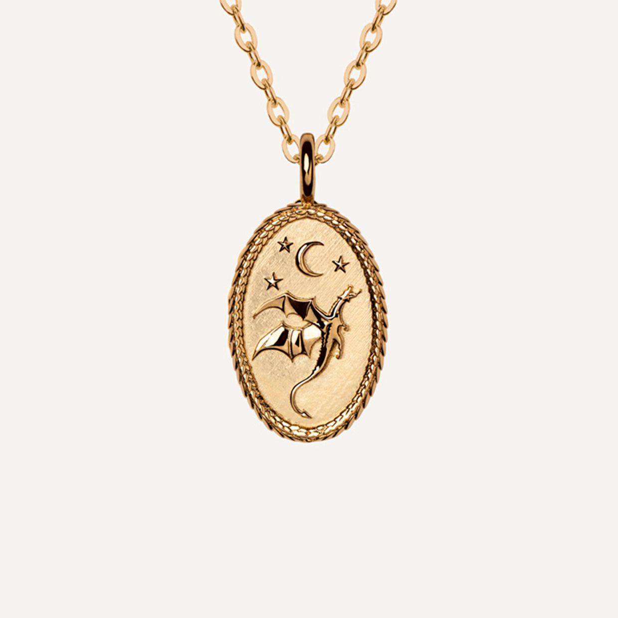 Collar Dragon&nbsp;Gold es una pieza realizada a mano con métodos de joyería tradicional en latón, chapada en oro de 24k con una capa protectora que extiende la durabilidad del chapado.