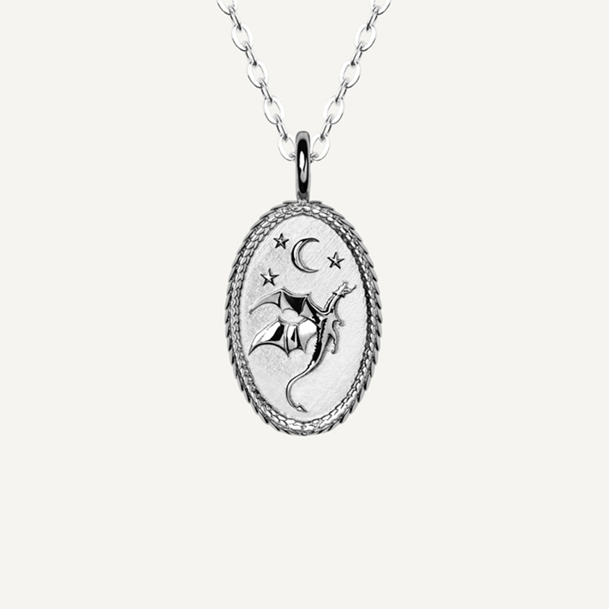 Collar Dragon Silver es una pieza realizada a mano con métodos de joyería tradicional en latón, chapada en plata 925&nbsp;con una capa protectora que extiende la durabilidad del chapado.