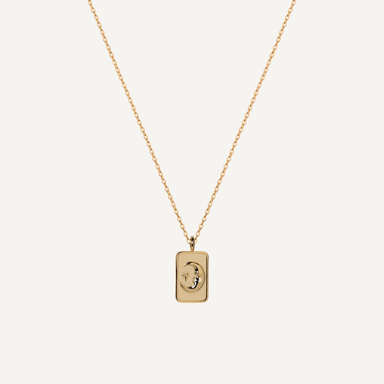 Collar Eclipse Gold es una pieza realizada a mano con métodos de joyería tradicional en latón, chapada en oro de 24k con una capa protectora que extiende la durabilidad del chapado.