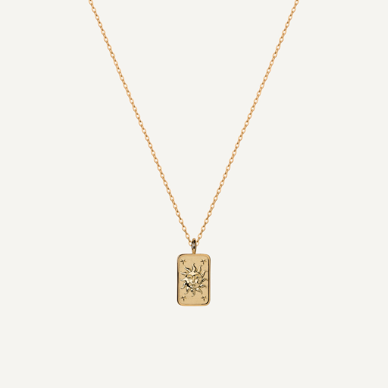 Collar Eclipse Gold es una pieza realizada a mano con métodos de joyería tradicional en latón, chapada en oro de 24k con una capa protectora que extiende la durabilidad del chapado.