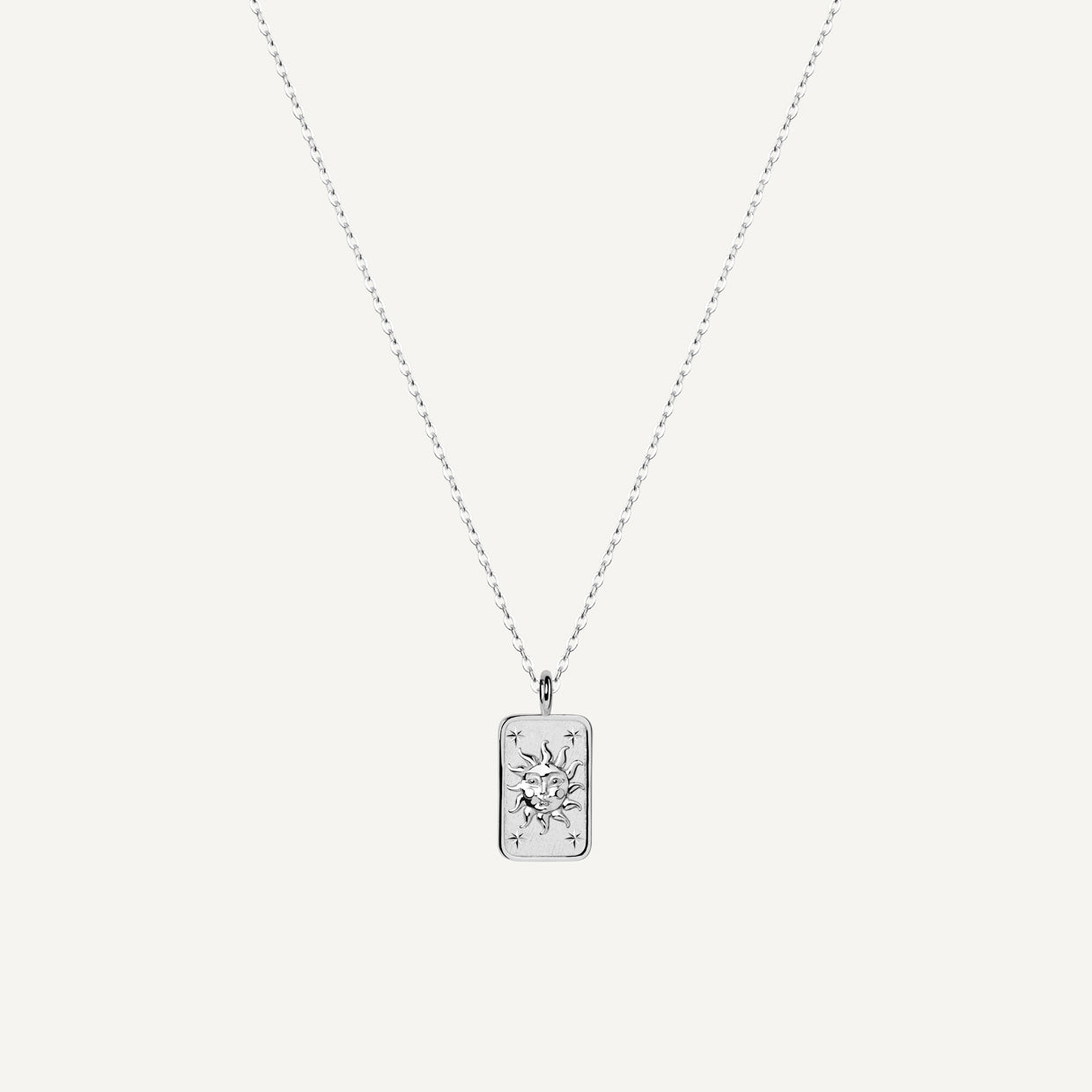 Collar Eclipse Silver es una pieza realizada a mano con métodos de joyería tradicional en latón, chapada en plata 925 con una capa protectora que extiende la durabilidad del chapado
¡Collar doble cara!