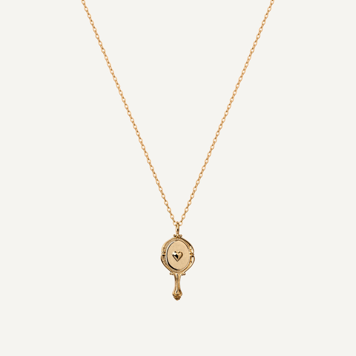 Collar Like Gold es una pieza realizada a mano con métodos de joyería tradicional en latón, chapada en oro de 24k con una capa protectora que extiende la durabilidad del chapado.