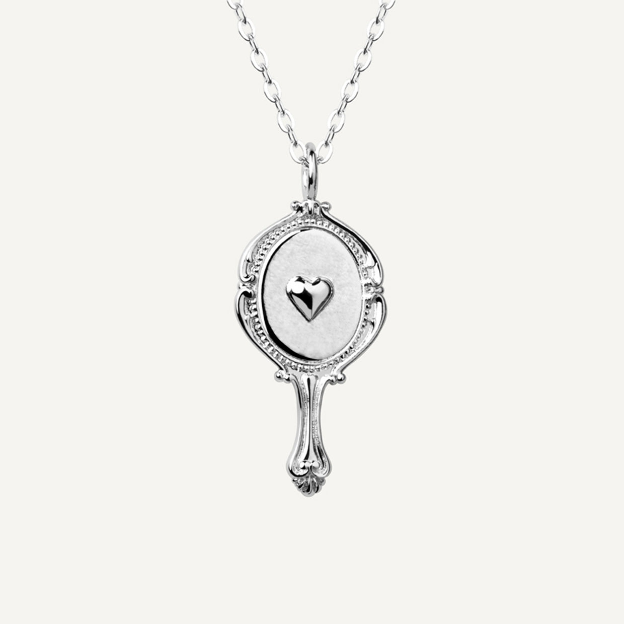 Collar Like Silver es una pieza realizada a mano con métodos de joyería tradicional en latón, chapada en plata 925& con una capa protectora que extiende la durabilidad del chapado.