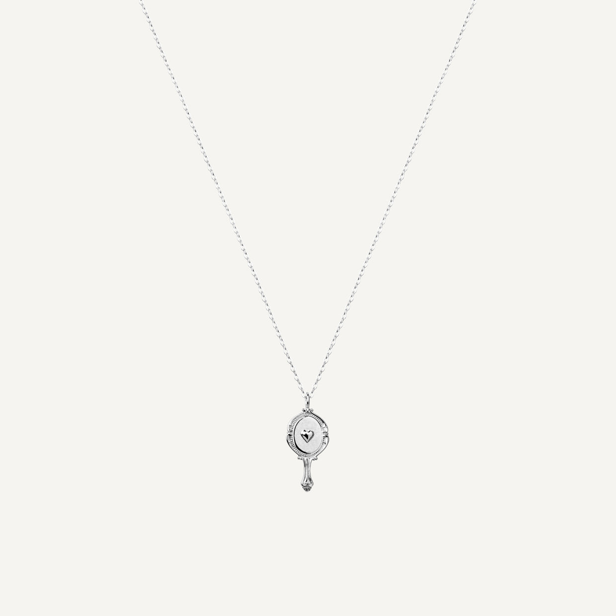 Collar Like Silver es una pieza realizada a mano con métodos de joyería tradicional en latón, chapada en plata 925& con una capa protectora que extiende la durabilidad del chapado.
