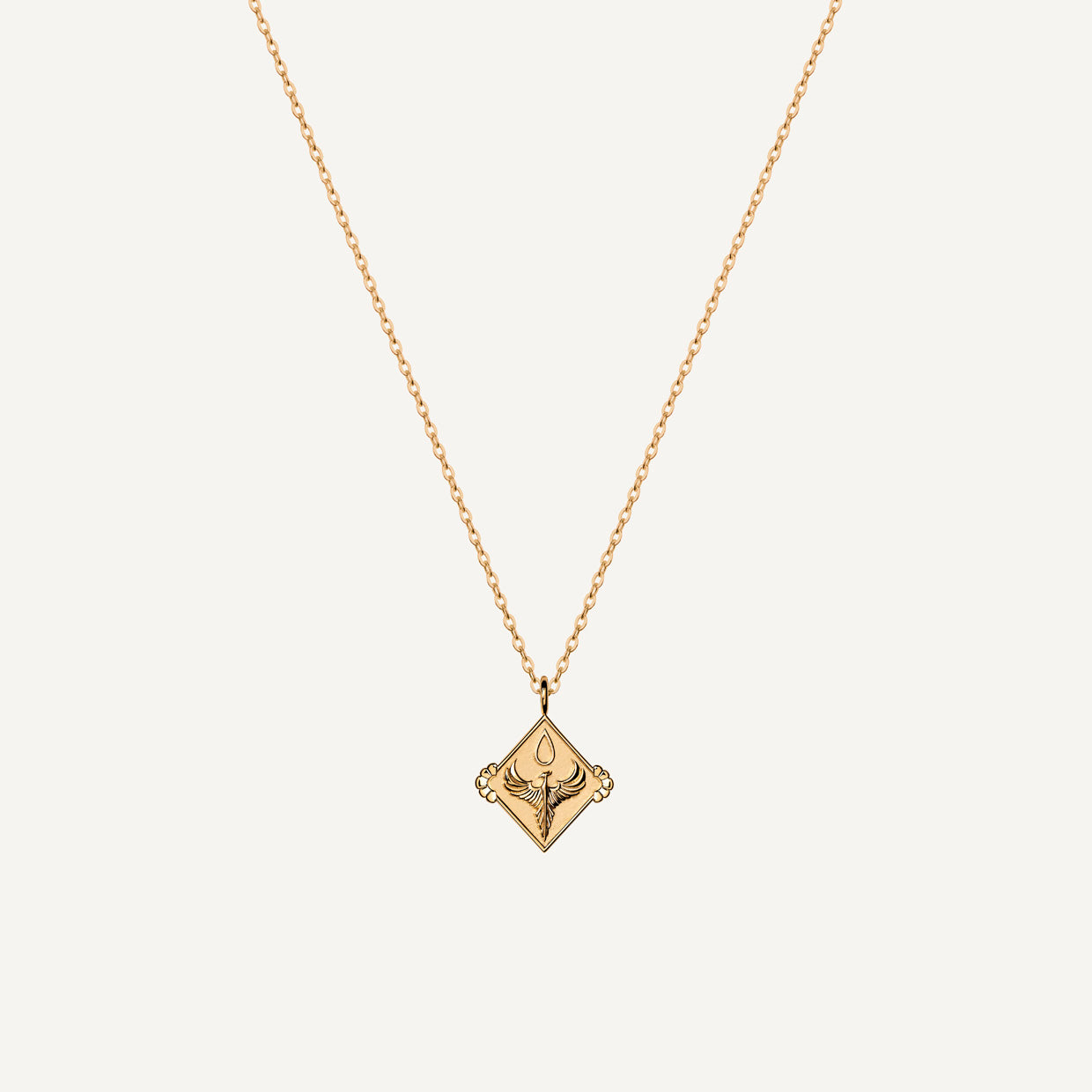 Collar Fenix Gold es una pieza realizada a mano con métodos de joyería tradicional en latón, chapada en oro de 24k con una capa protectora que extiende la durabilidad del chapado.