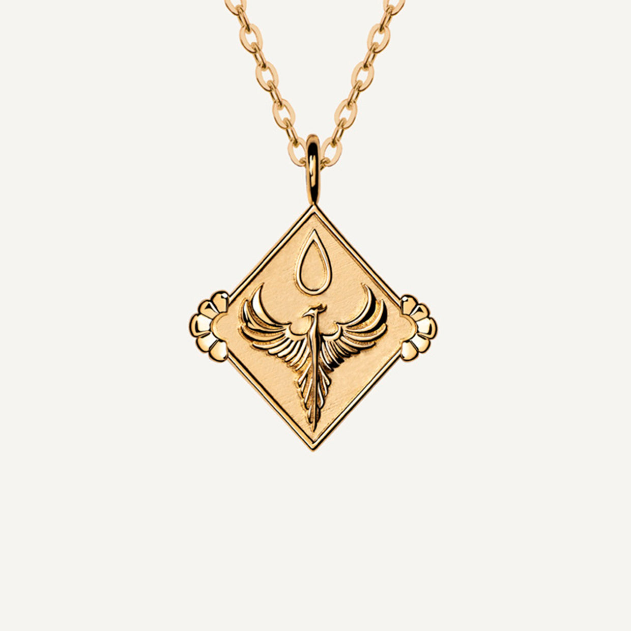 Collar Fenix Gold es una pieza realizada a mano con métodos de joyería tradicional en latón, chapada en oro de 24k con una capa protectora que extiende la durabilidad del chapado.