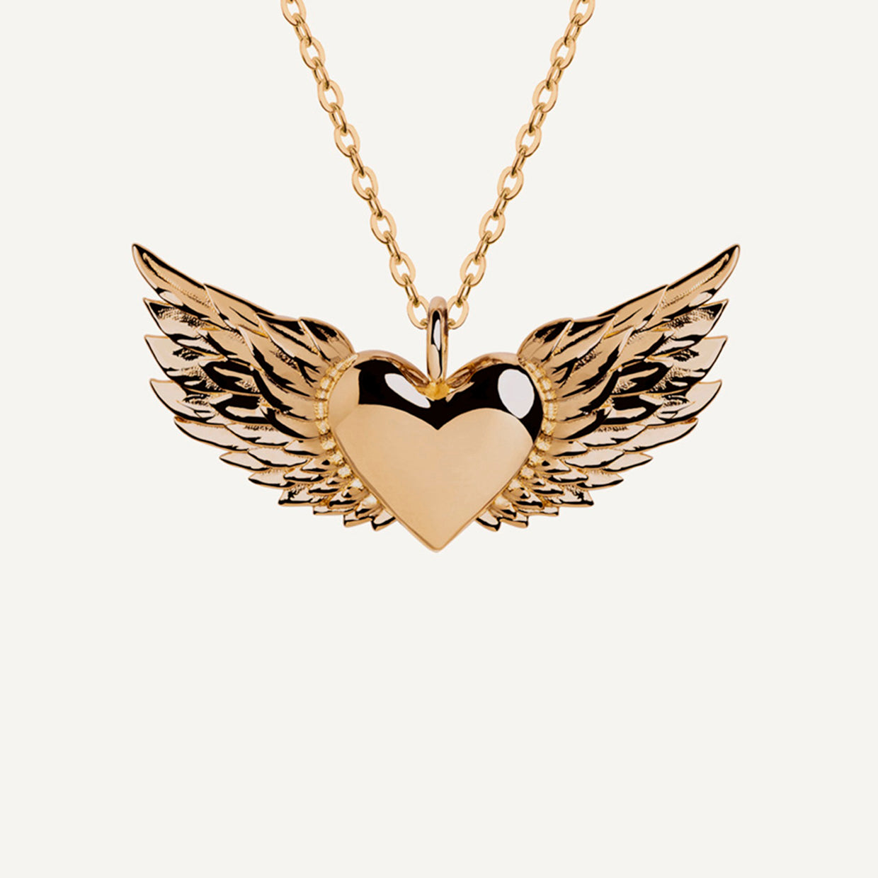 Collar Free Heart Gold es una pieza realizada a mano con métodos de joyería tradicional en latón, chapada en oro de 24k con una capa protectora que extiende la durabilidad del chapado.