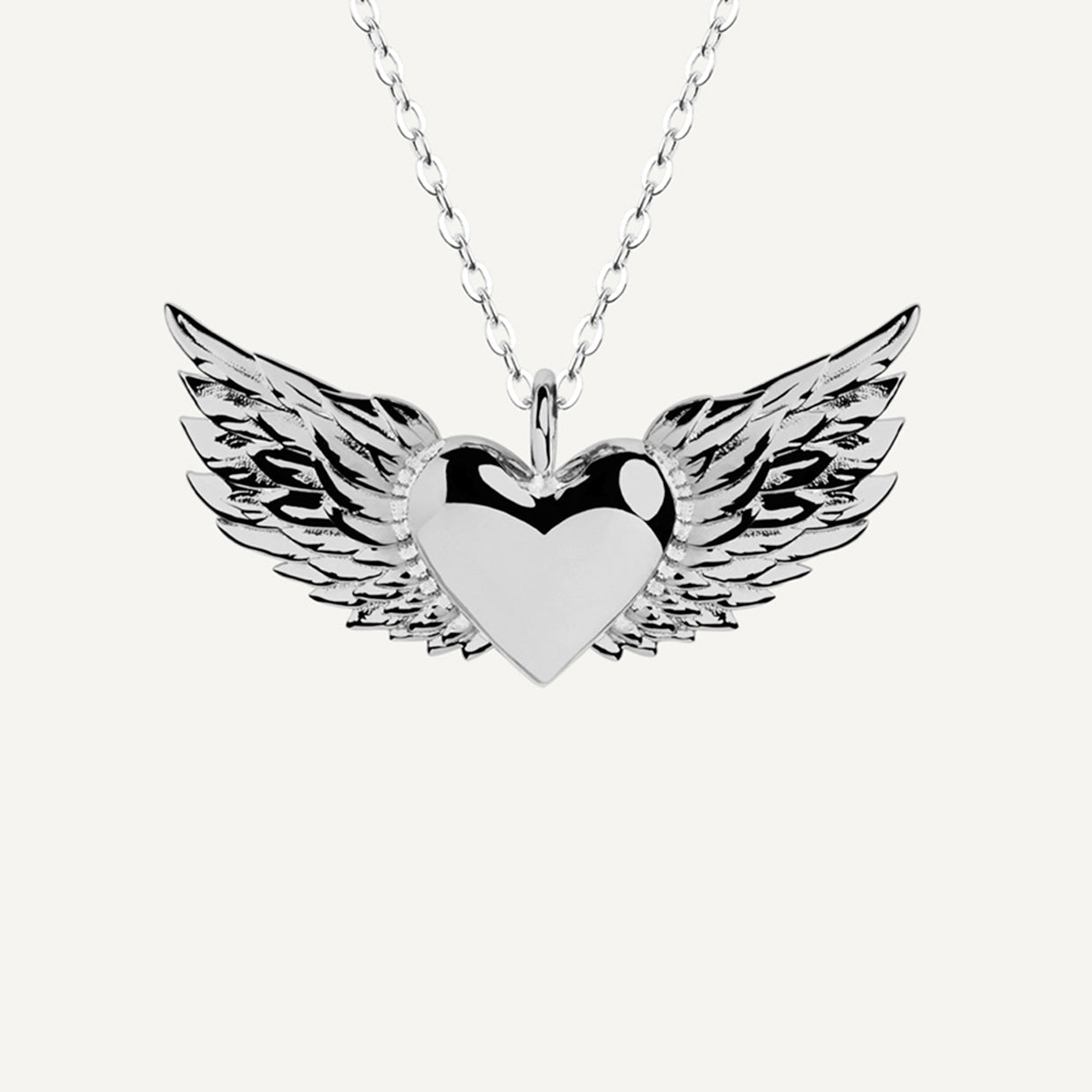 Collar Free Heart Silver es una pieza realizada a mano con métodos de joyería tradicional en latón, chapada en plata 925 con una capa protectora que extiende la durabilidad del chapado.