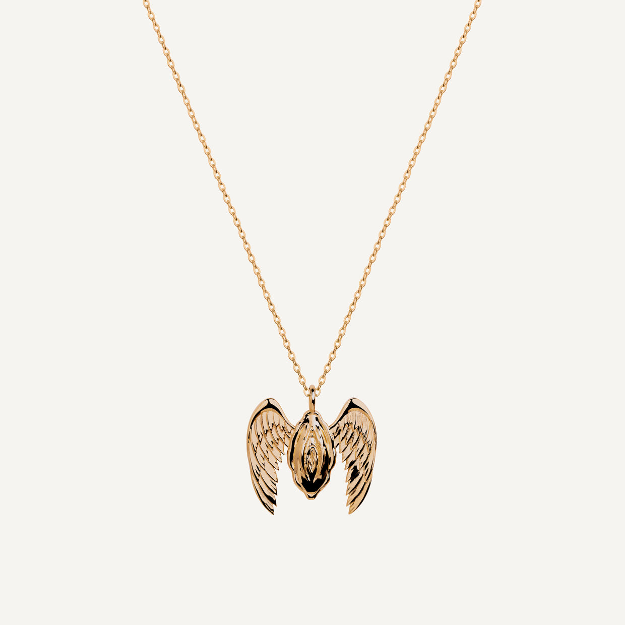 Collar Free V Gold es una pieza realizada a mano con métodos de joyería tradicional en latón, chapada en oro de 24k con una capa protectora que extiende la durabilidad del chapado.