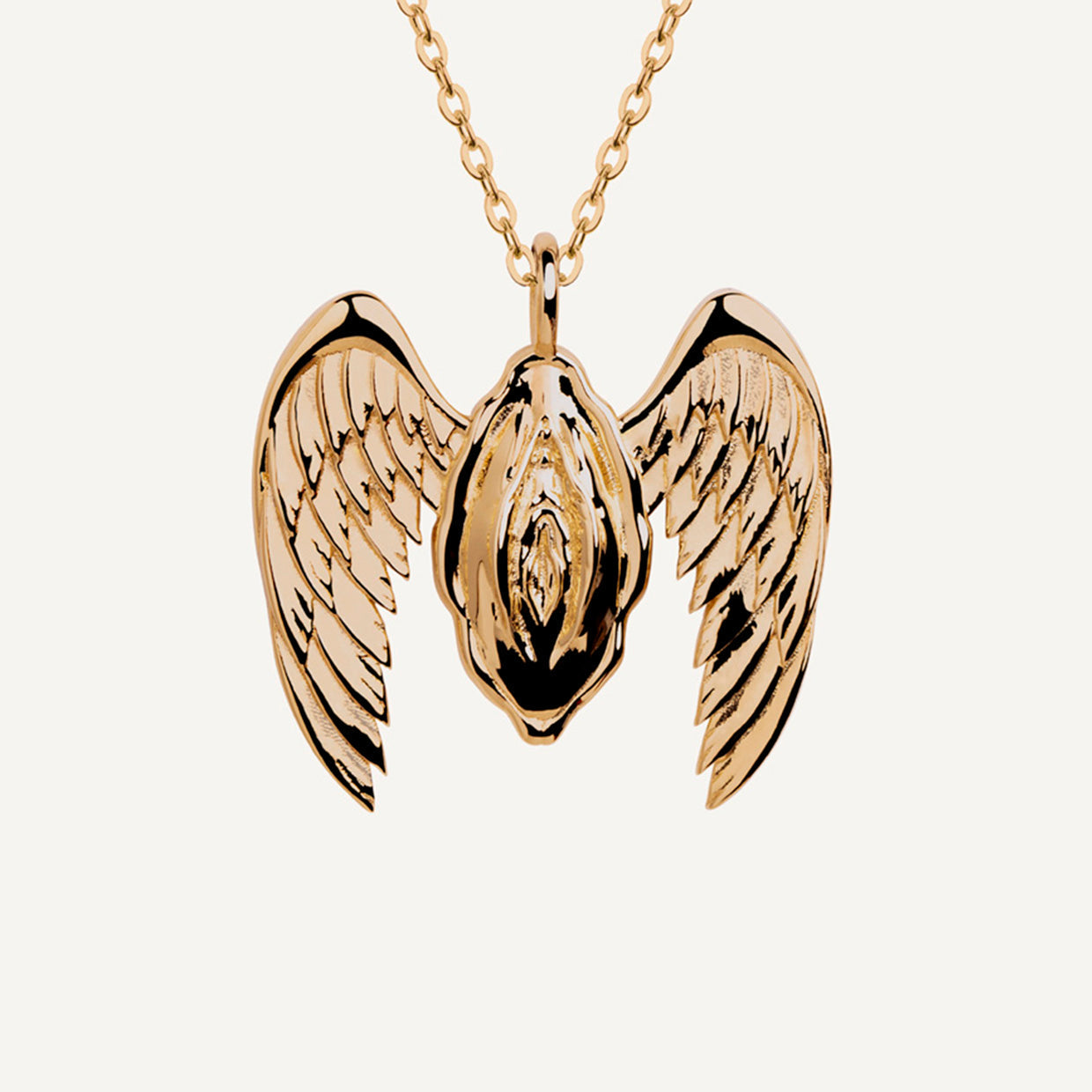 Collar Free V Gold es una pieza realizada a mano con métodos de joyería tradicional en latón, chapada en oro de 24k con una capa protectora que extiende la durabilidad del chapado.