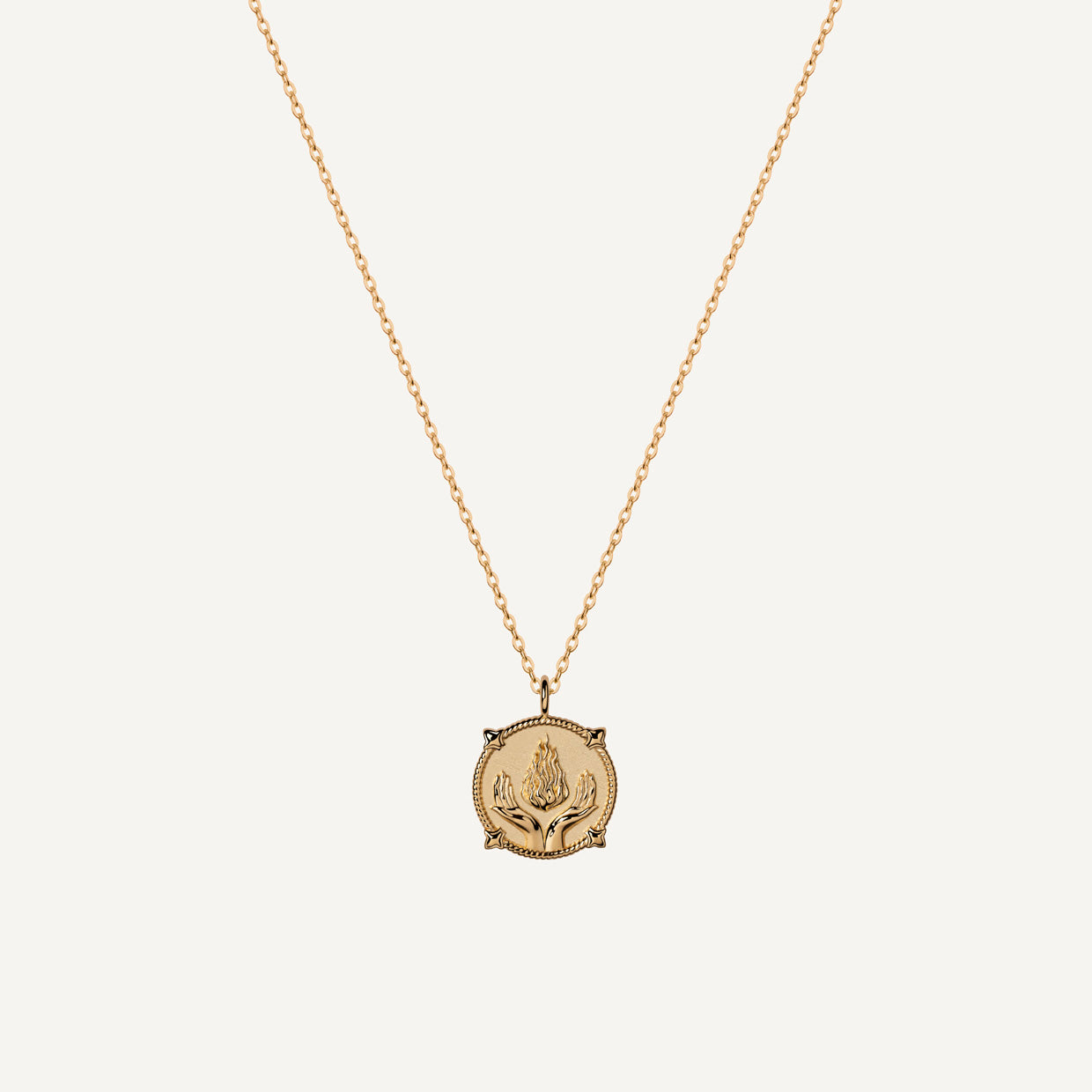 Collar Luz Gold es una pieza realizada a mano con métodos de joyería tradicional en latón, chapada en oro de 24k con una capa protectora que extiende la durabilidad del chapado.