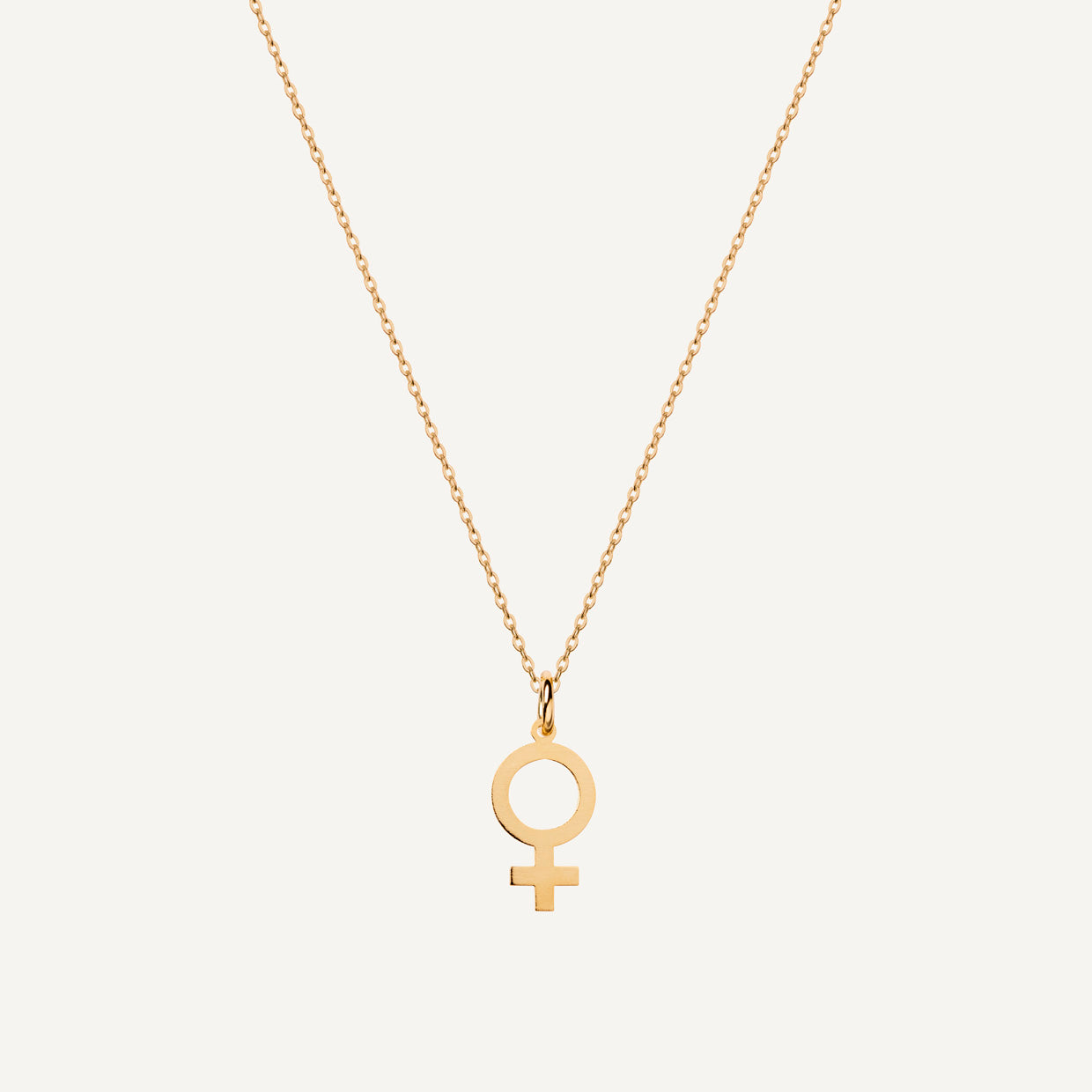 Collar Girl Power Gold es una pieza realizada a mano con métodos de joyería tradicional en latón, chapada en oro 24k&nbsp;con una capa protectora que extiende la durabilidad del chapado.
