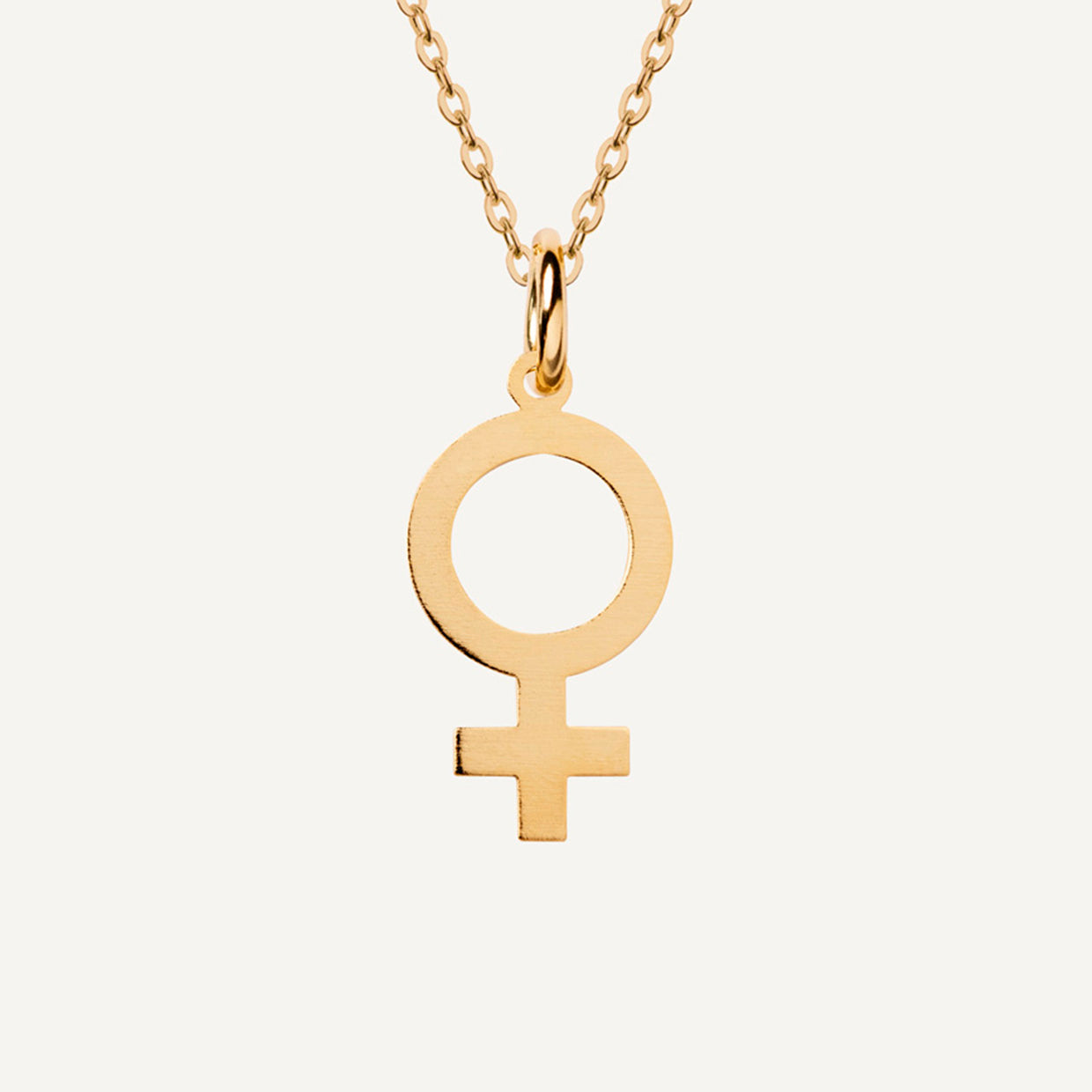Collar Girl Power Gold es una pieza realizada a mano con métodos de joyería tradicional en latón, chapada en oro 24k&nbsp;con una capa protectora que extiende la durabilidad del chapado.
