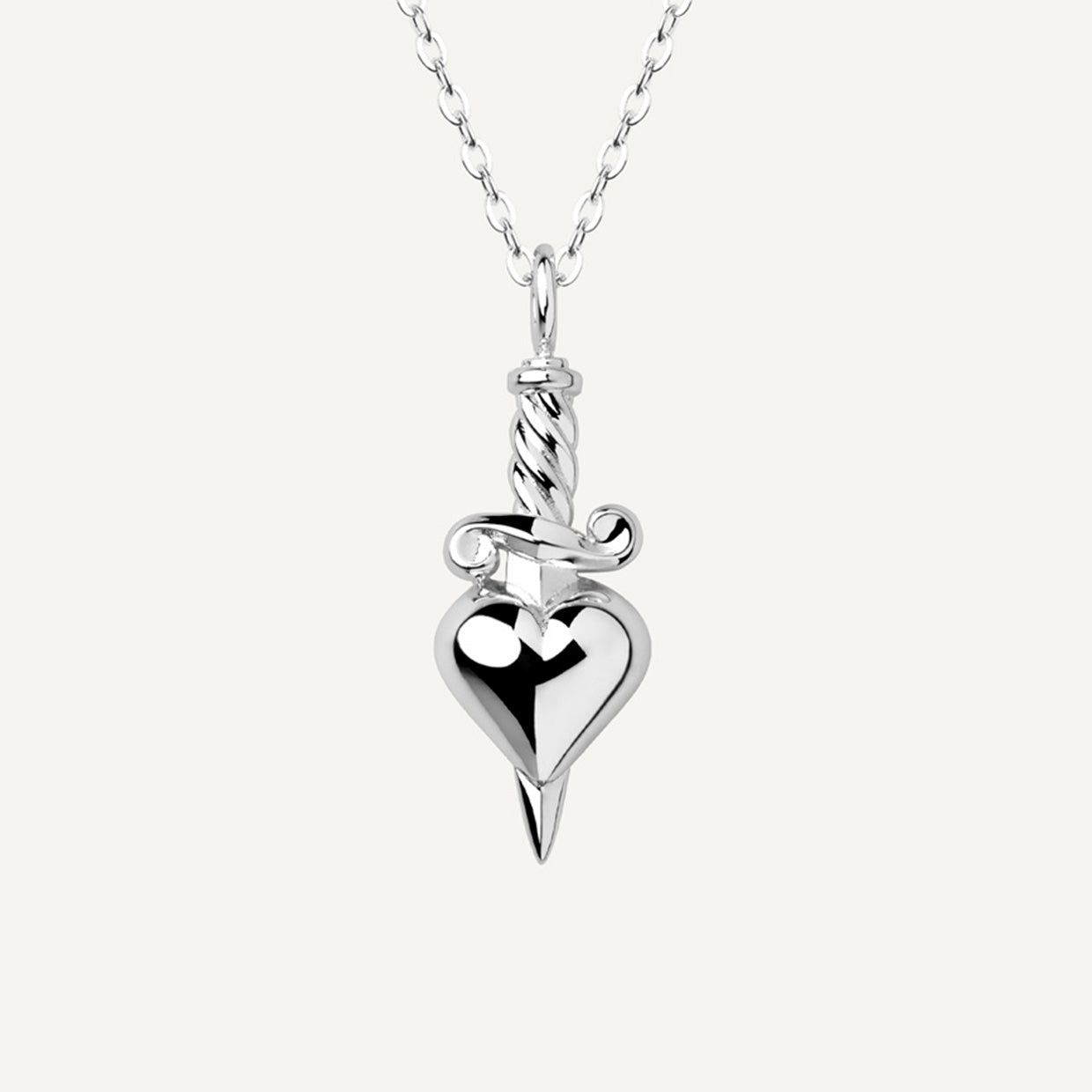 Collar Glory Silver es una pieza realizada a mano con métodos de joyería tradicional en latón, chapada en plata 925 con una capa protectora que extiende la durabilidad del chapado.