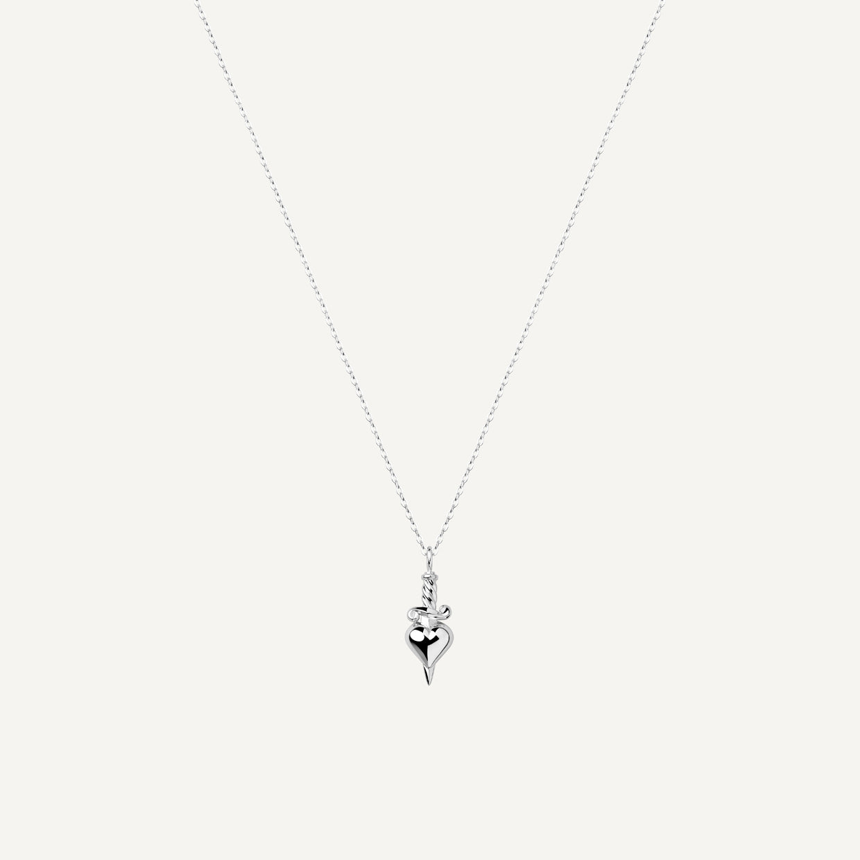 Collar Glory Silver es una pieza realizada a mano con métodos de joyería tradicional en latón, chapada en plata 925 con una capa protectora que extiende la durabilidad del chapado.