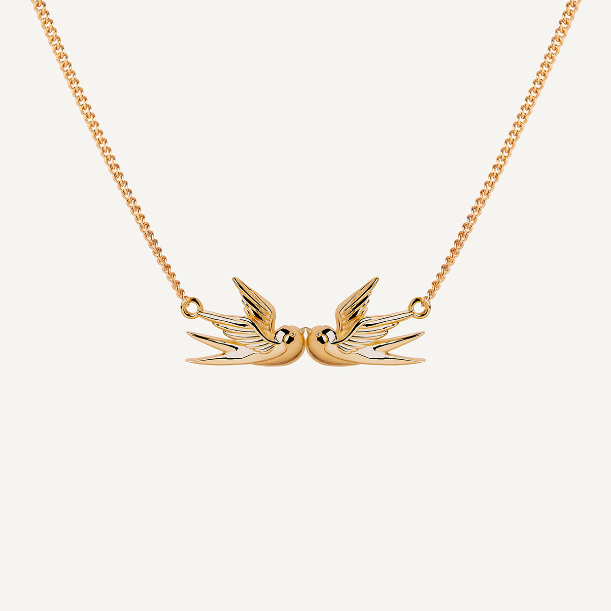 Collar Golondrinas Gold es una pieza realizada a mano con métodos de joyería tradicional en latón, chapada en oro de 24k con una capa protectora que extiende la durabilidad del chapado.