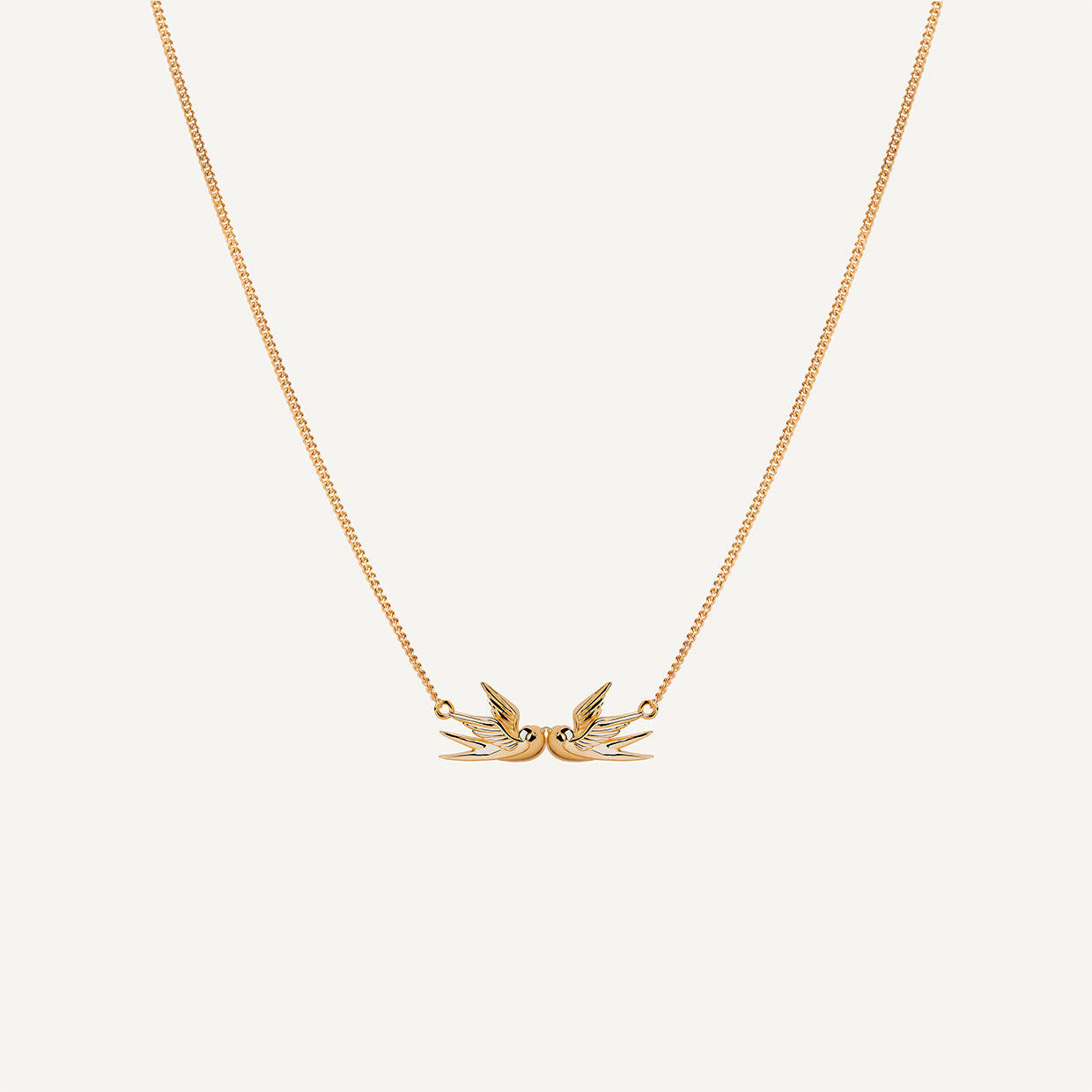 Collar Golondrinas Gold es una pieza realizada a mano con métodos de joyería tradicional en latón, chapada en oro de 24k con una capa protectora que extiende la durabilidad del chapado.