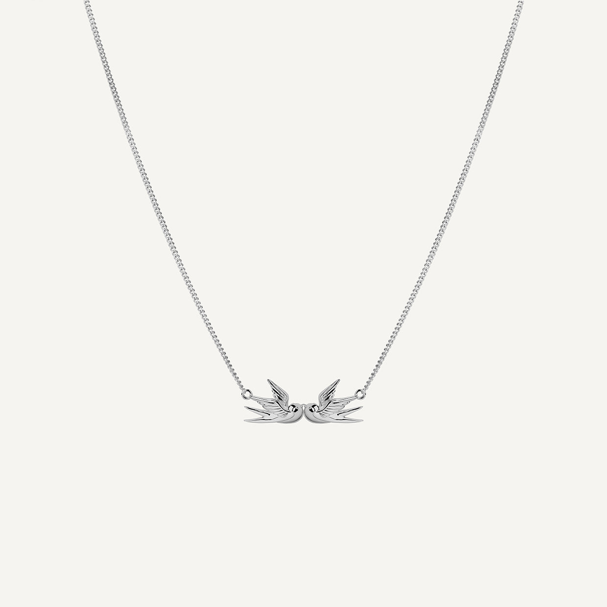 Collar Golondrinas Silver es una pieza realizada a mano con métodos de joyería tradicional en latón, chapada en plata 925&nbsp;con una capa protectora que extiende la durabilidad del chapado.