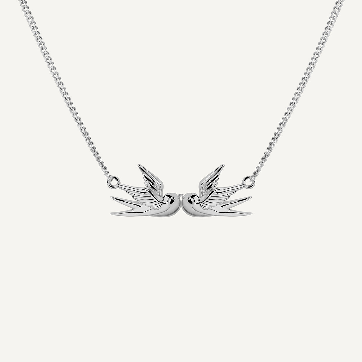 Collar Golondrinas Silver es una pieza realizada a mano con métodos de joyería tradicional en latón, chapada en plata 925&nbsp;con una capa protectora que extiende la durabilidad del chapado.