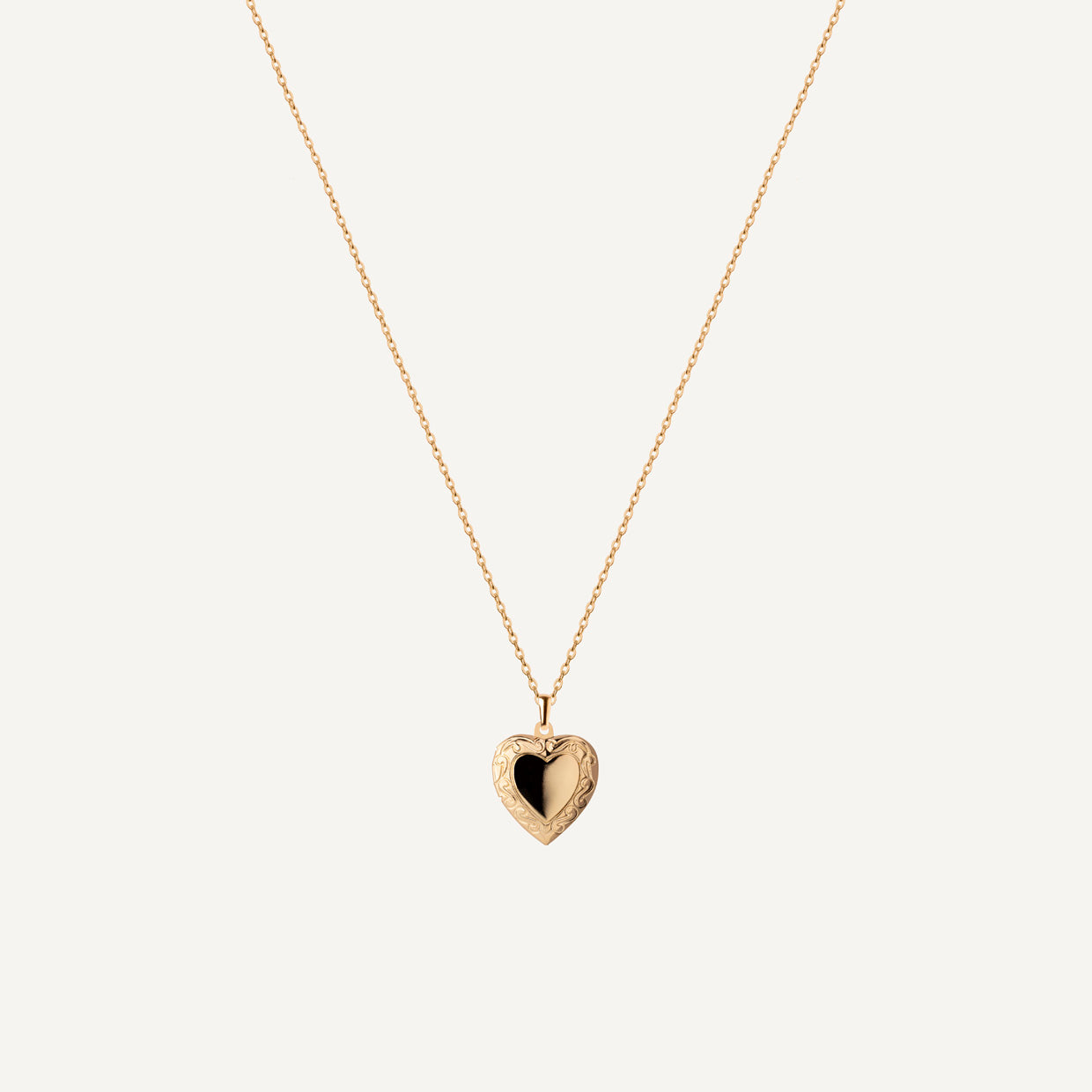 Collar Guardapelo Gold es una pieza realizada a mano con métodos de joyería tradicional en latón, chapada en oro de 24k con una capa protectora que extiende la durabilidad del chapado.