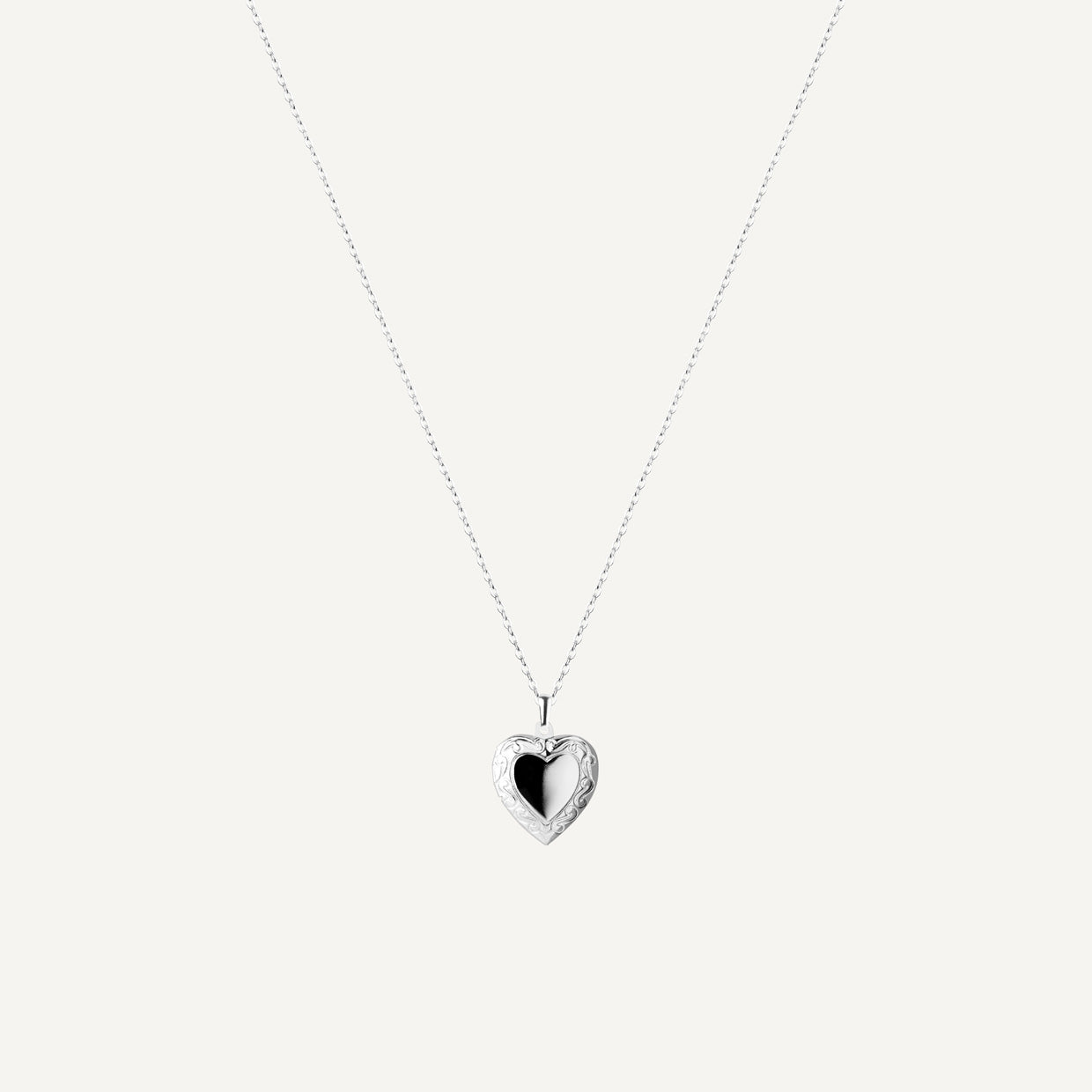 Collar Guardapelo Silver es una pieza realizada a mano con métodos de joyería tradicional en latón, chapada en Plata 925 con una capa protectora que extiende la durabilidad del chapado.