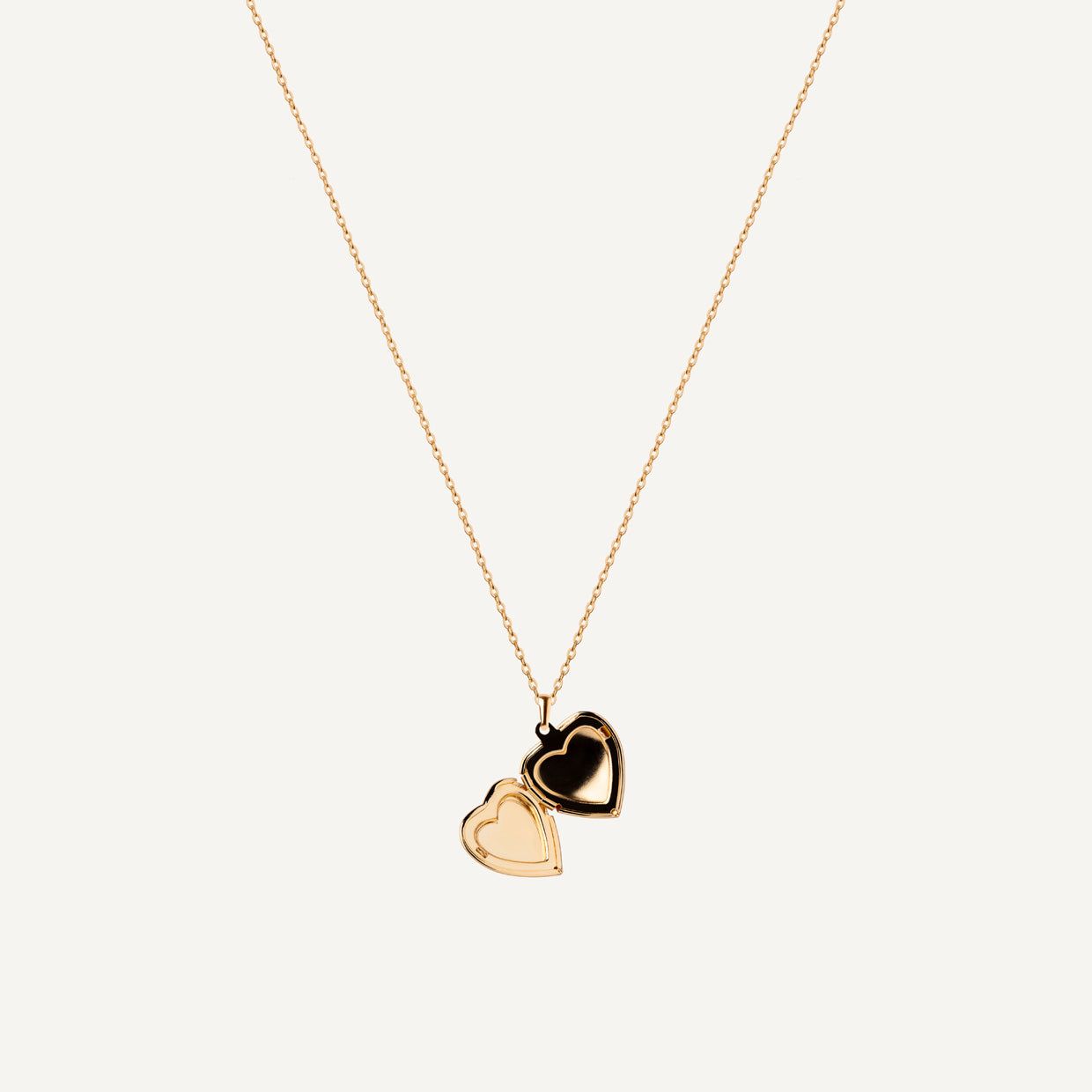 Collar Guardapelo Gold es una pieza realizada a mano con métodos de joyería tradicional en latón, chapada en oro de 24k con una capa protectora que extiende la durabilidad del chapado.