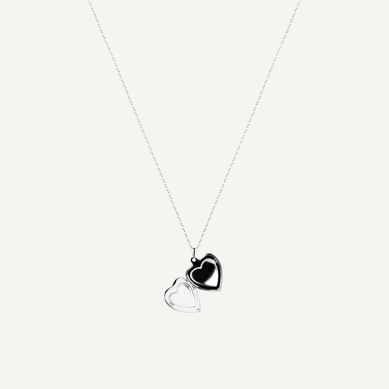 Collar Guardapelo Silver es una pieza realizada a mano con métodos de joyería tradicional en latón, chapada en Plata 925 con una capa protectora que extiende la durabilidad del chapado.