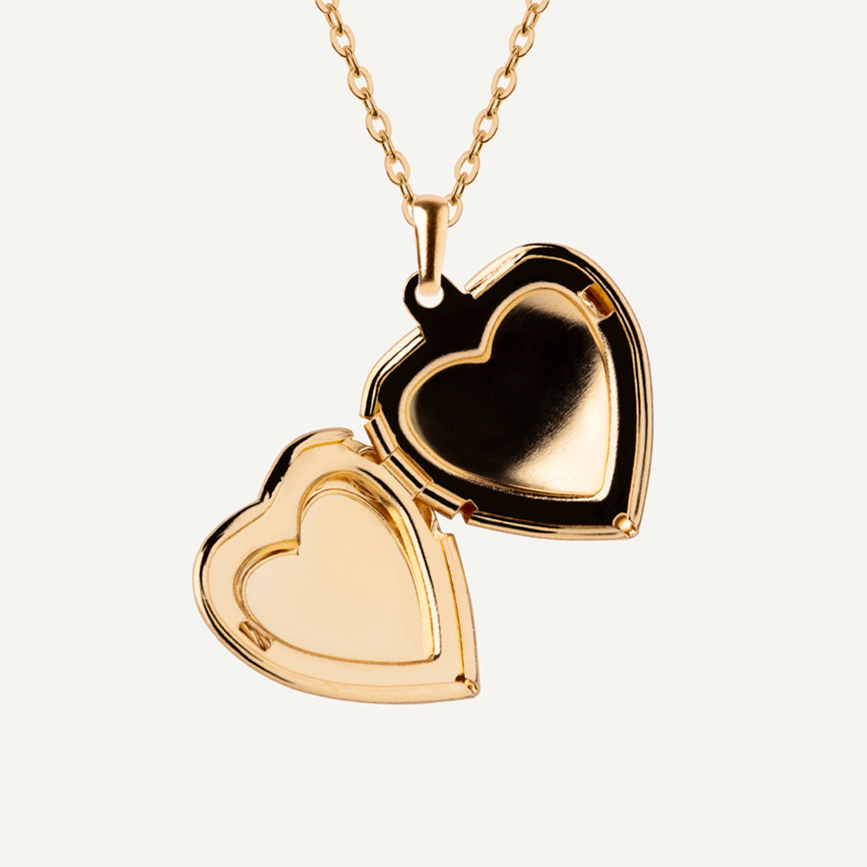 Collar Guardapelo Gold es una pieza realizada a mano con métodos de joyería tradicional en latón, chapada en oro de 24k con una capa protectora que extiende la durabilidad del chapado.