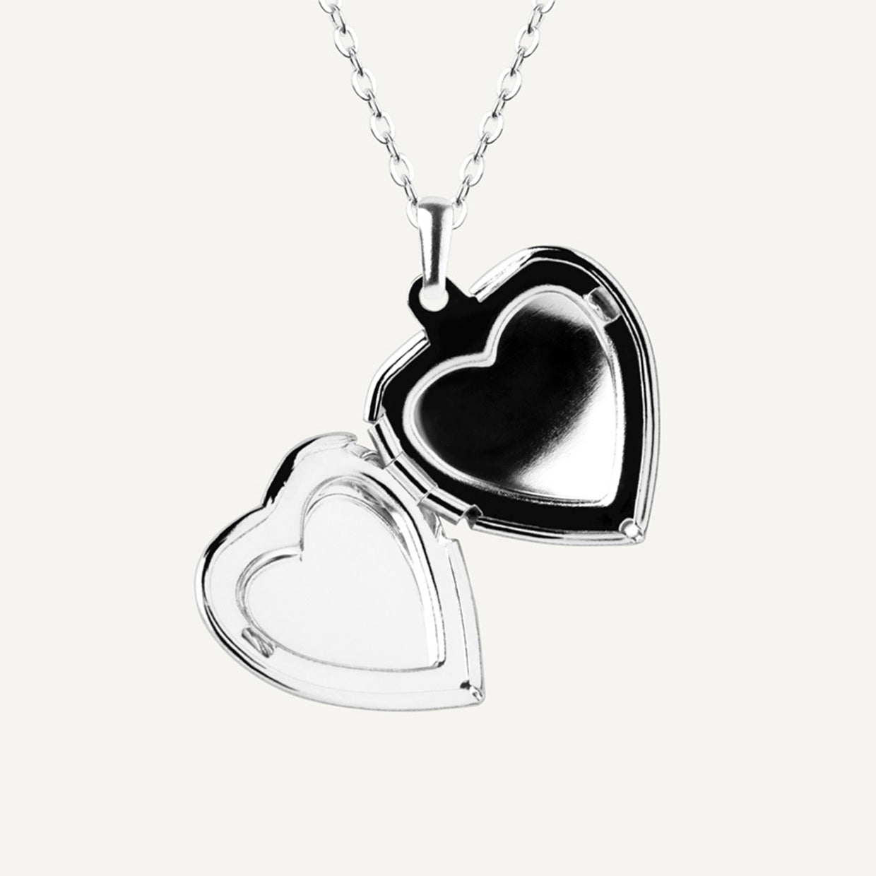 Collar Guardapelo Silver es una pieza realizada a mano con métodos de joyería tradicional en latón, chapada en Plata 925 con una capa protectora que extiende la durabilidad del chapado.