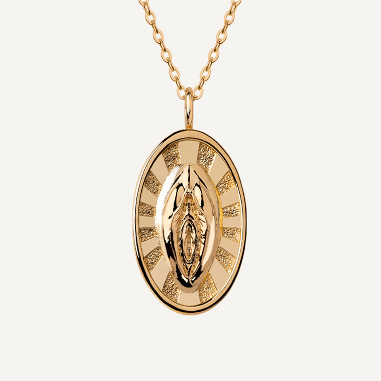 Collar Holy V Gold es una pieza realizada a mano con métodos de joyería tradicional en latón, chapada en oro de 24k con una capa protectora que extiende la durabilidad del chapado.