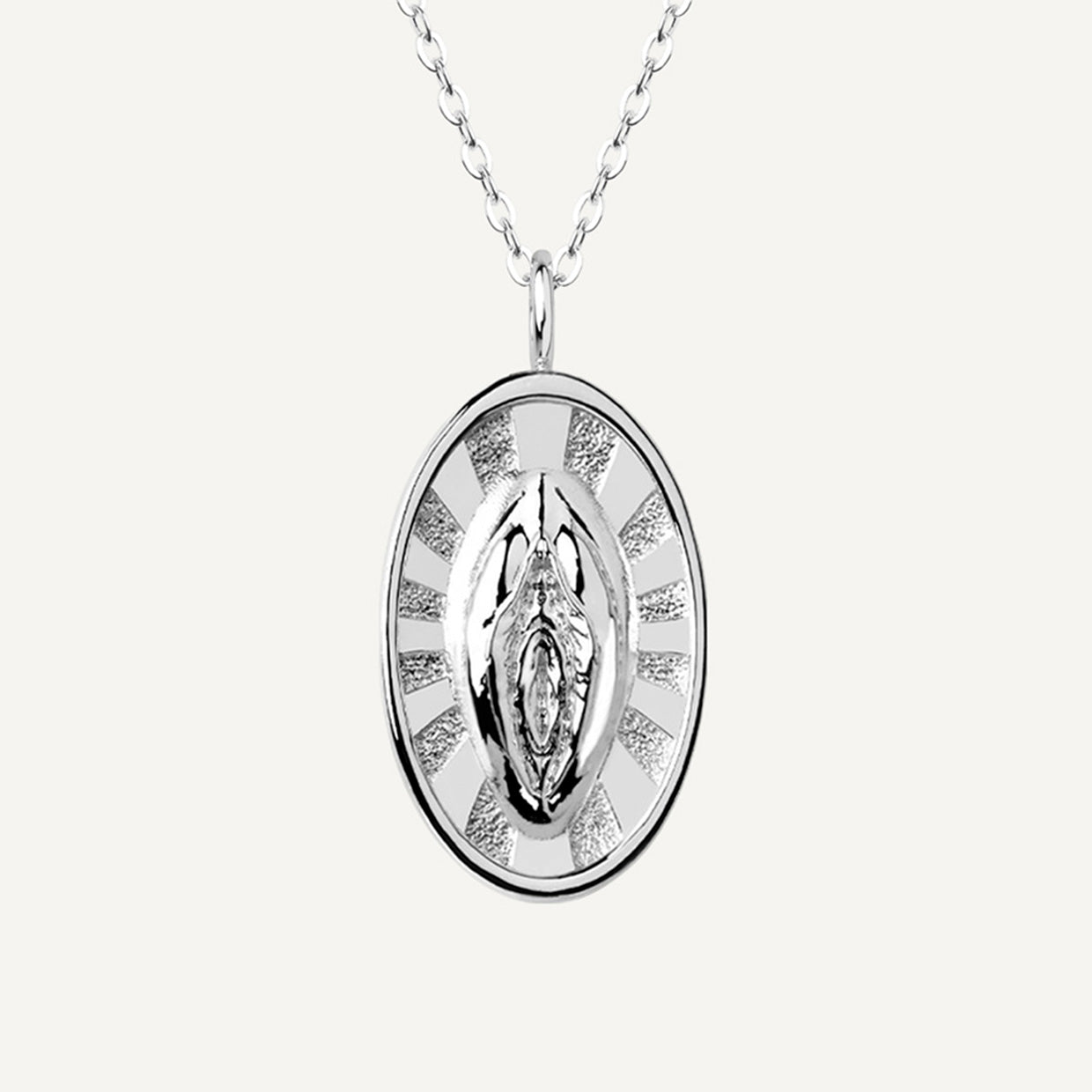 Collar Holy V Silver es una pieza realizada a mano con métodos de joyería tradicional en latón, chapada en plata 925 con una capa protectora que extiende la durabilidad del chapado.
