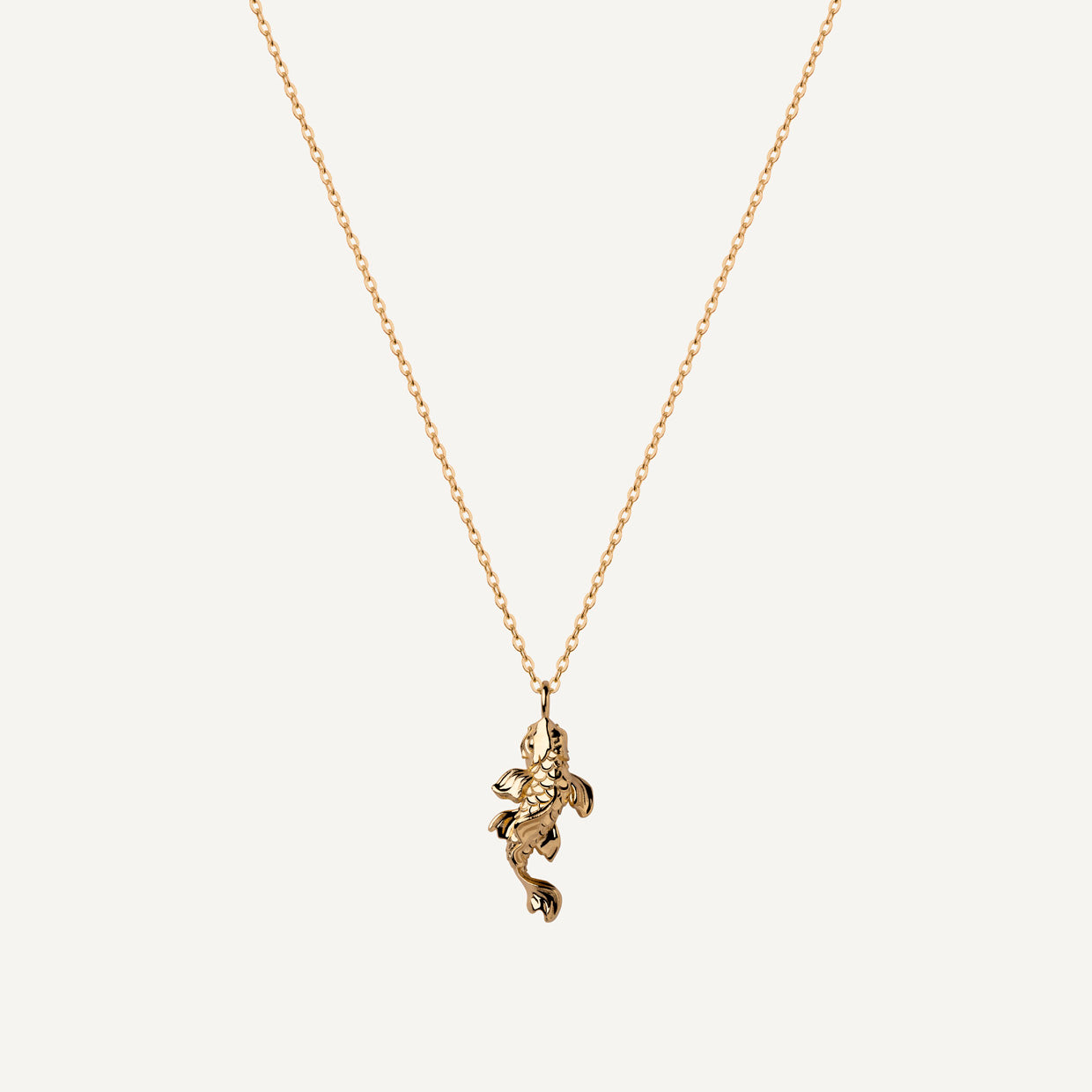 Collar Koi Gold es una pieza realizada a mano con métodos de joyería tradicional en latón, chapada en oro de 24k con una capa protectora que extiende la durabilidad del chapado.