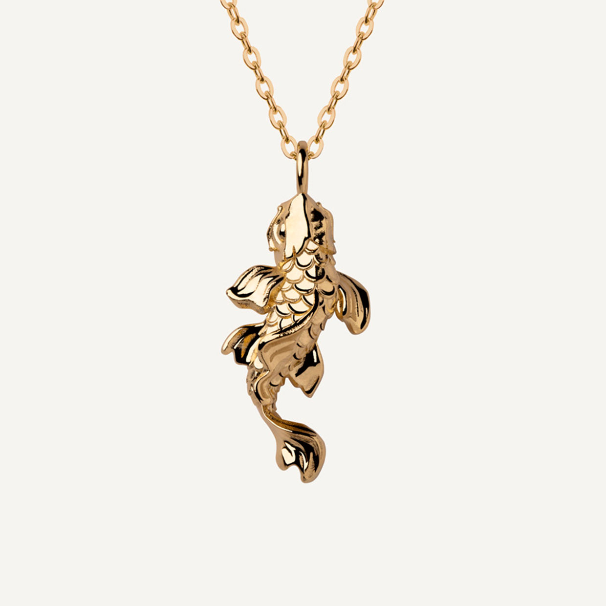 Collar Koi Gold es una pieza realizada a mano con métodos de joyería tradicional en latón, chapada en oro de 24k con una capa protectora que extiende la durabilidad del chapado.
