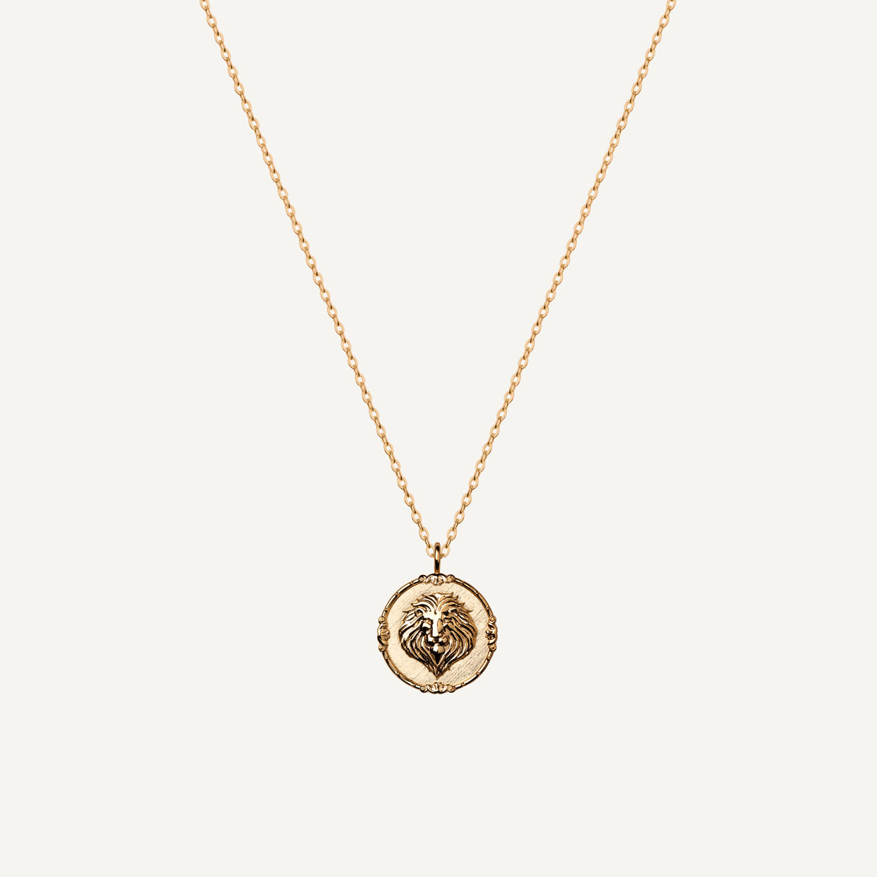 Collar Leon Gold es una pieza realizada a mano con métodos de joyería tradicional en latón, chapada en oro de 24k con una capa protectora que extiende la durabilidad del chapado.