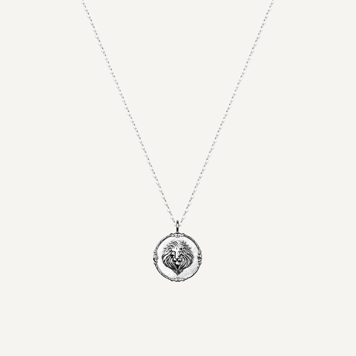 Collar Leon Silver es una pieza realizada a mano con métodos de joyería tradicional en latón, chapada en plata 925 con una capa protectora que extiende la durabilidad del chapado.