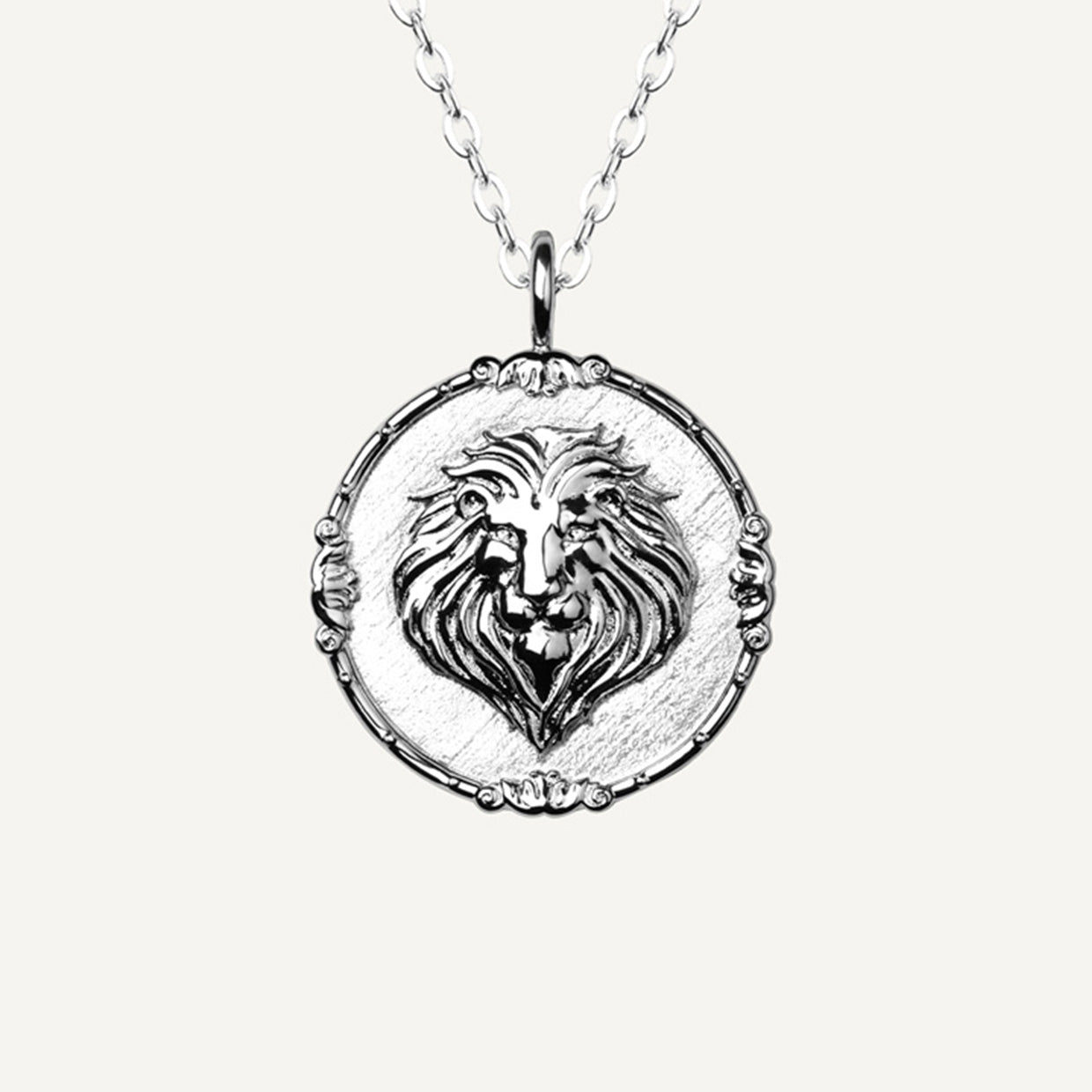 Collar Leon Silver es una pieza realizada a mano con métodos de joyería tradicional en latón, chapada en plata 925 con una capa protectora que extiende la durabilidad del chapado.