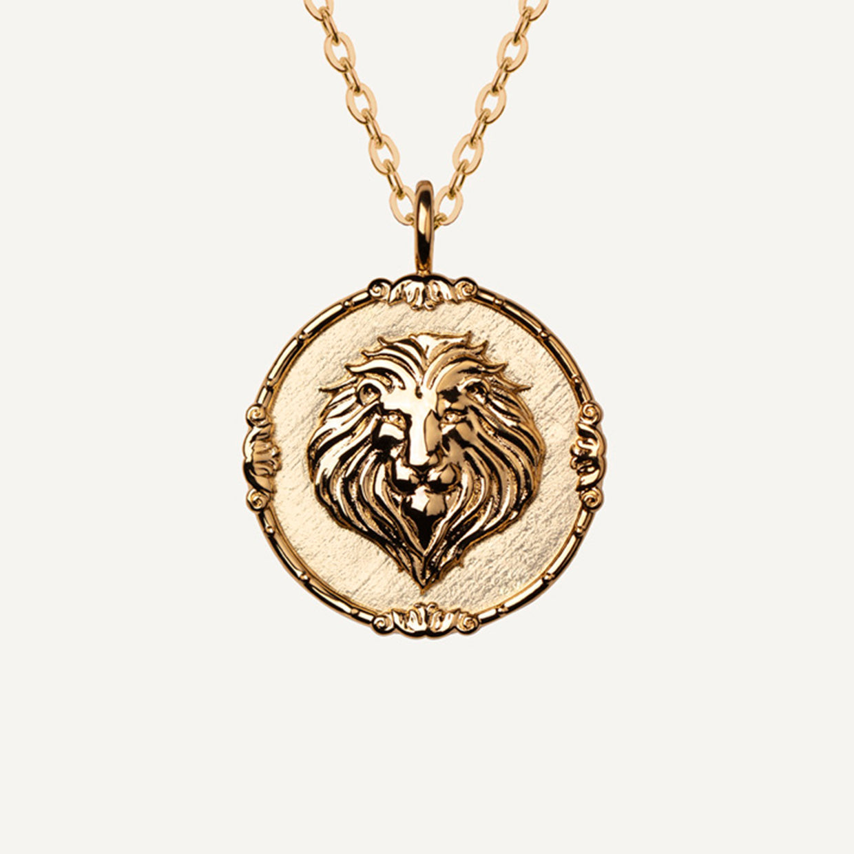Collar Leon Gold es una pieza realizada a mano con métodos de joyería tradicional en latón, chapada en oro de 24k con una capa protectora que extiende la durabilidad del chapado.