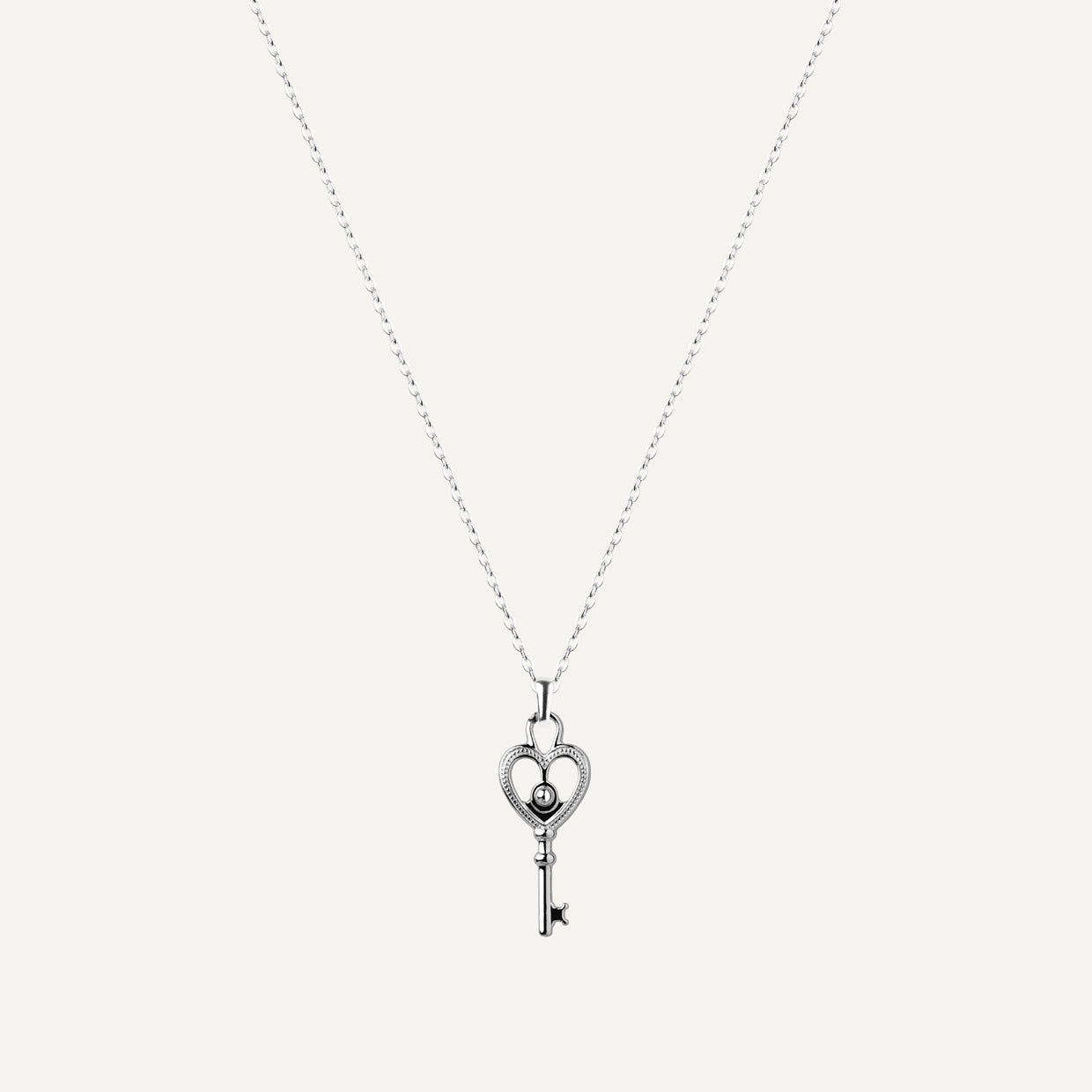 Collar Kingdom Fem Silver es una pieza realizada a mano con métodos de joyería tradicional en latón, chapada en plata 925 con una capa protectora que extiende la durabilidad del chapado.