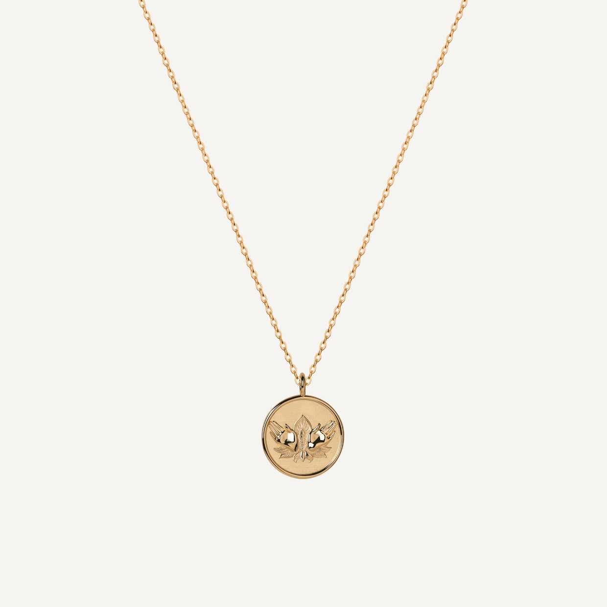 Collar Sacred Lotus Gold es una pieza realizada a mano con métodos de joyería tradicional en latón, chapada en oro de 24k con una capa protectora que extiende la durabilidad del chapado.