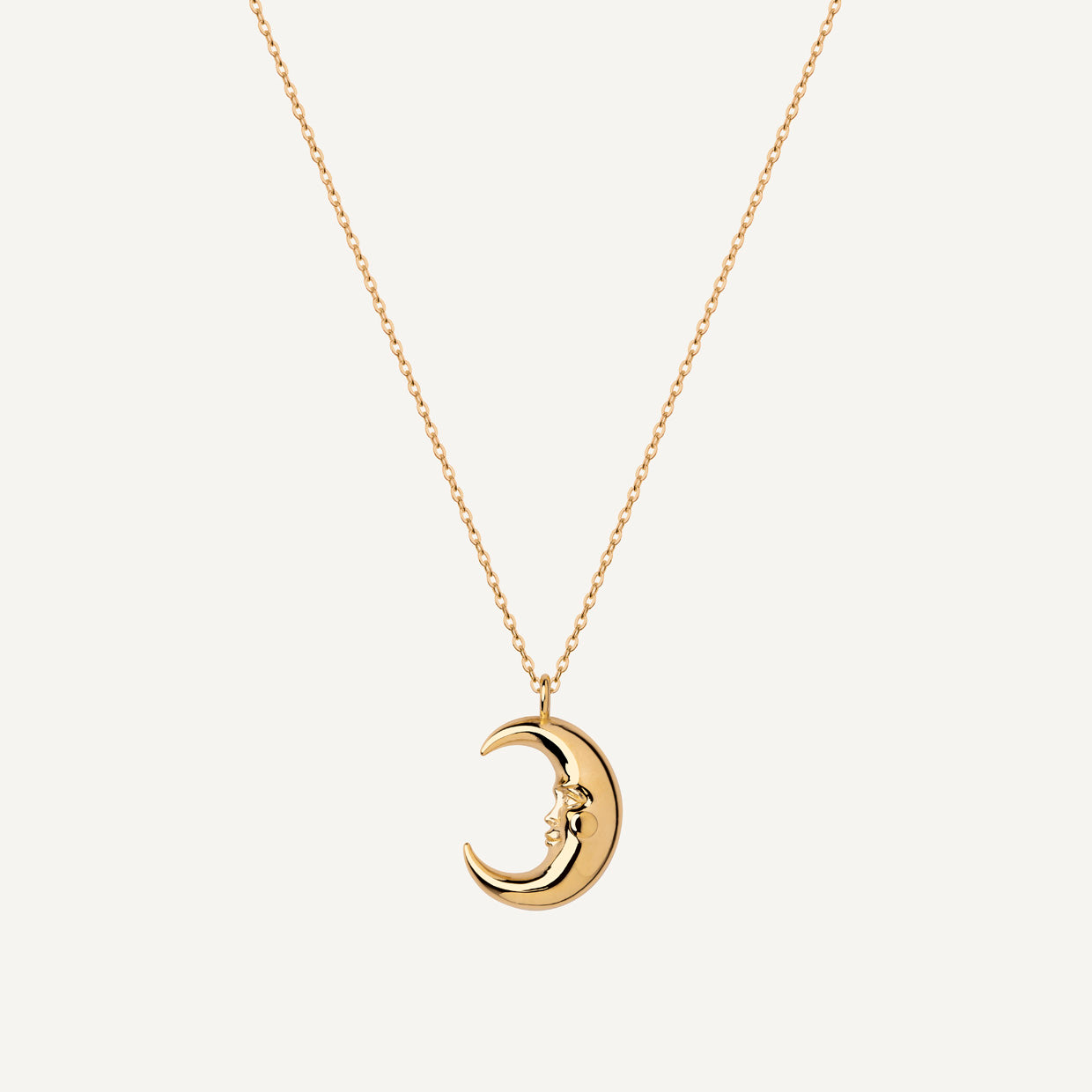 Collar Luna Gold es una pieza realizada a mano con métodos de joyería tradicional en latón, chapada en oro de 24k con una capa protectora que extiende la durabilidad del chapado.