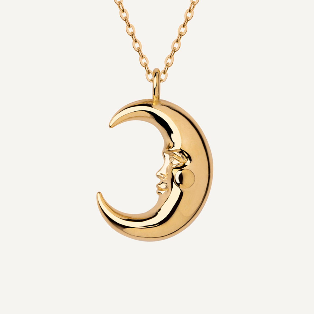 Collar Luna Gold es una pieza realizada a mano con métodos de joyería tradicional en latón, chapada en oro de 24k con una capa protectora que extiende la durabilidad del chapado.