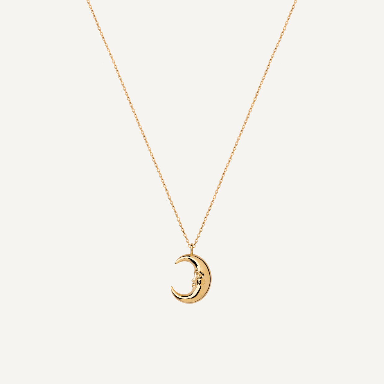 Collar Luna Gold es una pieza realizada a mano con métodos de joyería tradicional en latón, chapada en oro de 24k con una capa protectora que extiende la durabilidad del chapado.
