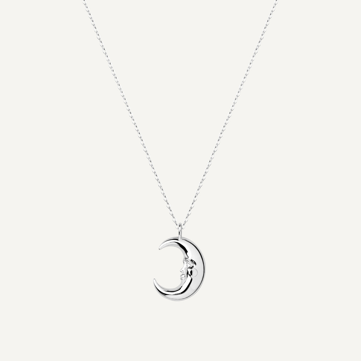 Collar Luna Silver es una pieza realizada a mano con métodos de joyería tradicional en latón, chapada en plata 925 con una capa protectora que extiende la durabilidad del chapado