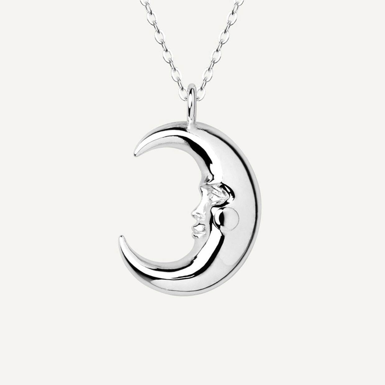 Collar Luna Silver es una pieza realizada a mano con métodos de joyería tradicional en latón, chapada en plata 925 con una capa protectora que extiende la durabilidad del chapado