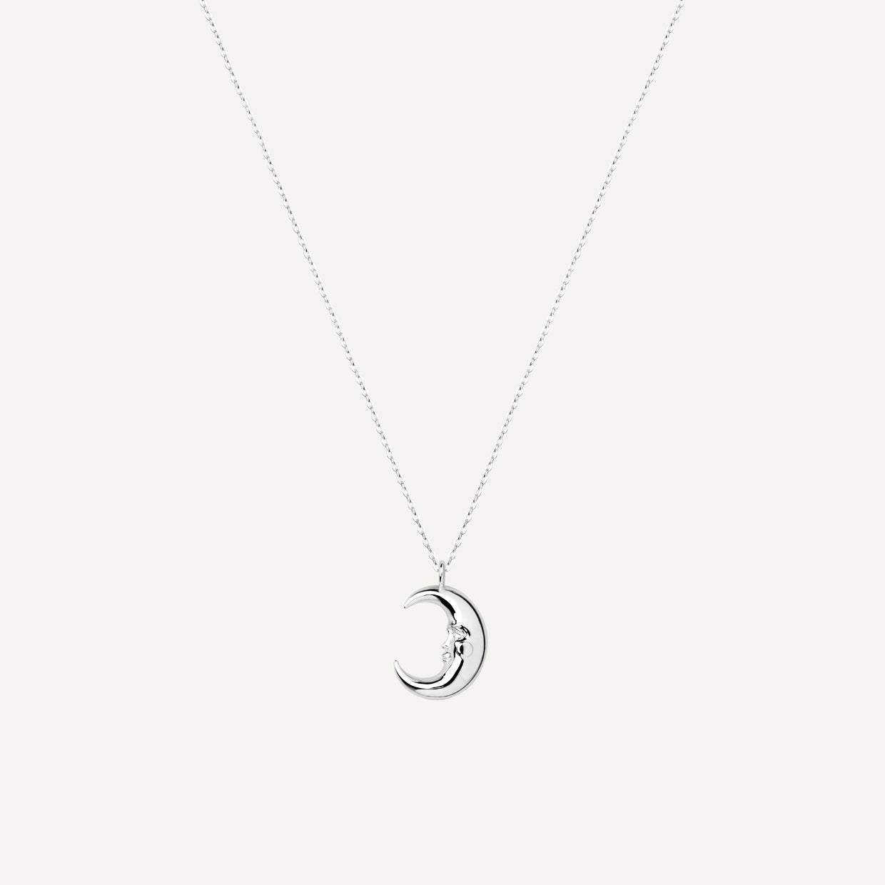 Collar Luna Silver es una pieza realizada a mano con métodos de joyería tradicional en latón, chapada en plata 925 con una capa protectora que extiende la durabilidad del chapado