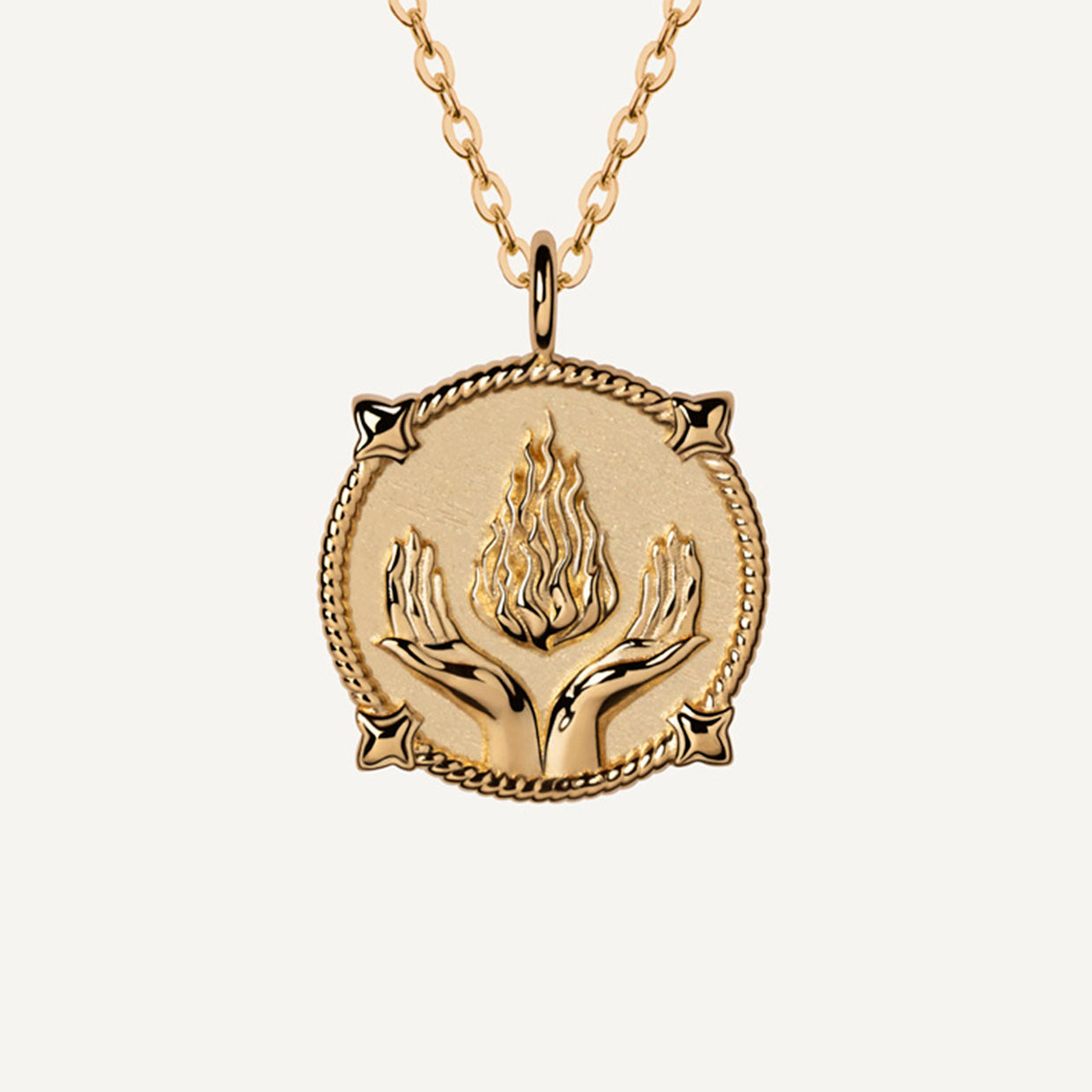 Collar Luz Gold es una pieza realizada a mano con métodos de joyería tradicional en latón, chapada en oro de 24k con una capa protectora que extiende la durabilidad del chapado.