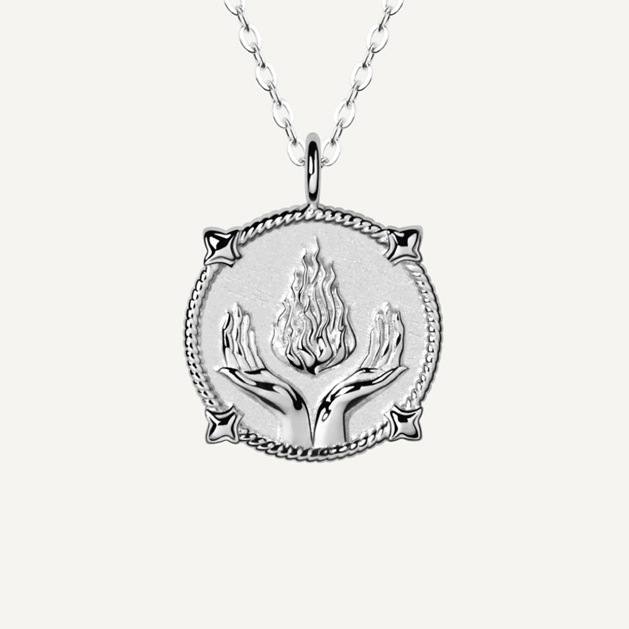 Collar Luz&nbsp;Silver es una pieza realizada a mano con métodos de joyería tradicional en latón, chapada en plata 925&nbsp;con una capa protectora que extiende la durabilidad del chapado.