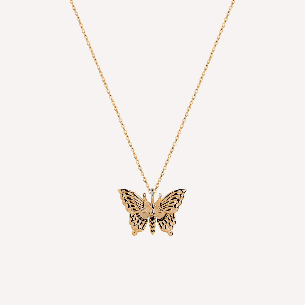 Collar Día Gold es una pieza realizada a mano con métodos de joyería tradicional en latón, chapada en oro de 24k con una capa protectora que extiende la durabilidad del chapado.